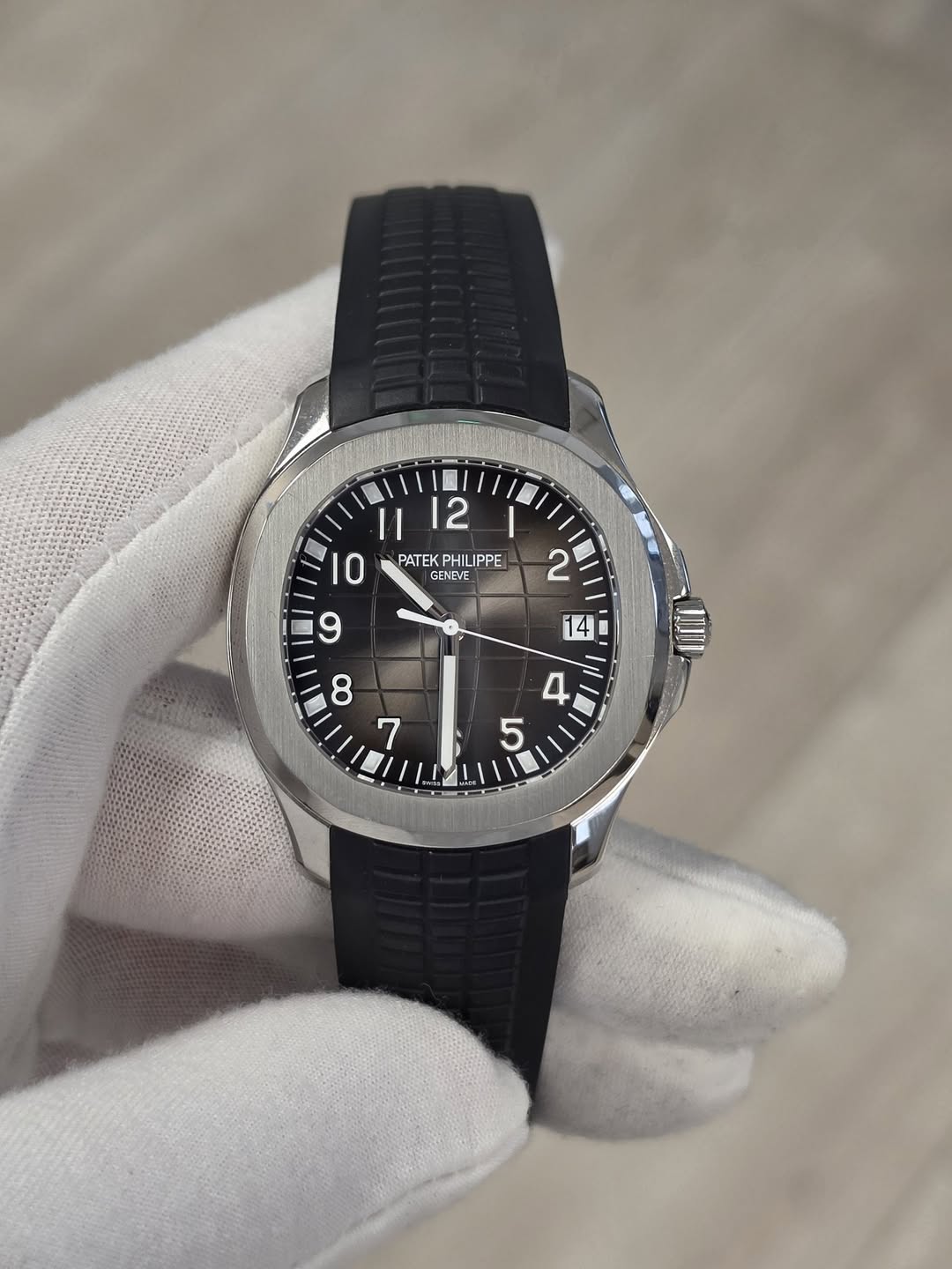 May be an image of wrist watch and text that says '藤 10 10 12 PATEK PATEKPHILIPPE WPΡΕ GENPVE '
