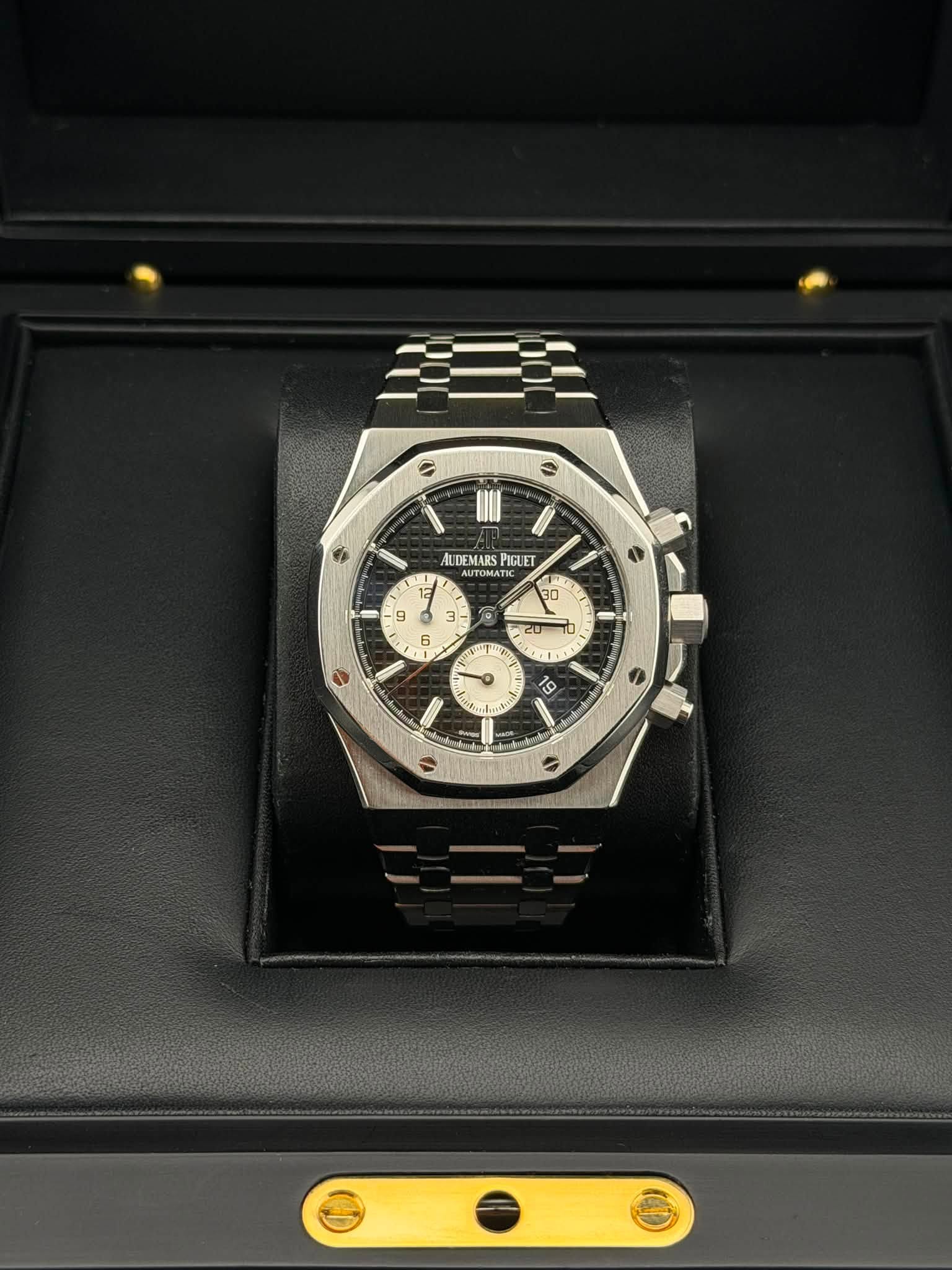 May be an image of wrist watch and text that says 'e e ALIDEMEARS PIGUET UTOMATI wTOMAT 9 an 30 3 S E লা S ลาี र ที ዲ'
