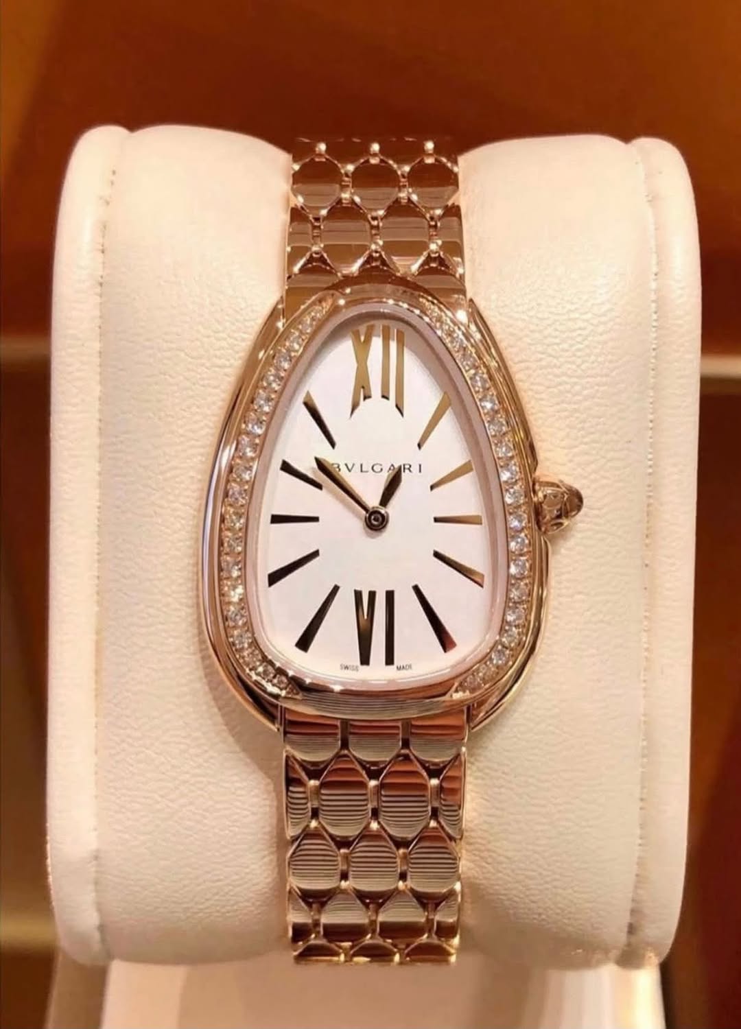 May be an image of wrist watch and text that says 'BVLGARI - /ا/١/ Swiee IWISE ジ VI m MAΟ'