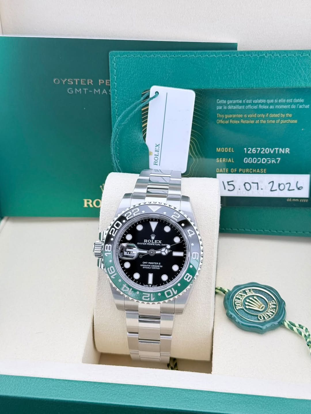 May be an image of wrist watch and text that says 'OYSTER PE GMT-MA Cette garantia nest valable ุมย elle datée par detaillant w.adiaileitcioclnere officiel Rolex moment achat…