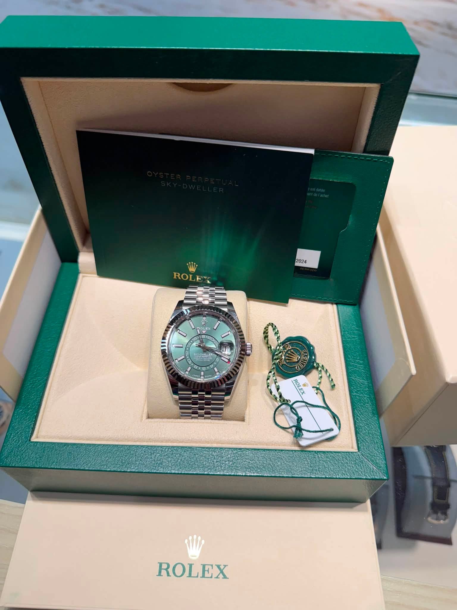May be an image of wrist watch and text that says 'ROLE ROL 2024 I L S ROLEY ROLEX'