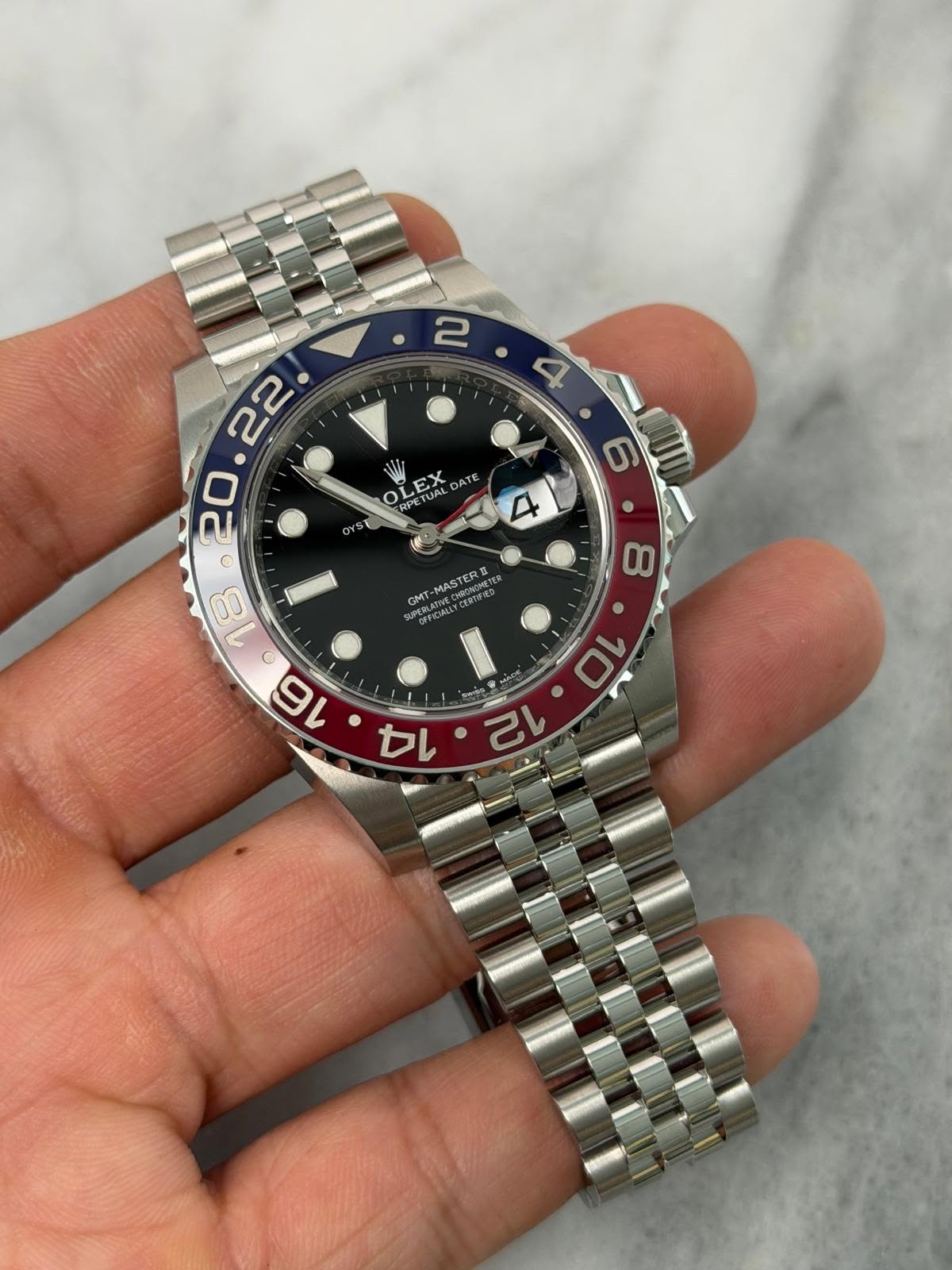 May be an image of wrist watch and text that says '2 4 OLE CRPETUAL PETUA ETUAL EX DATE OL OY 6 + 22 20 በ/ O 8 1 o 16 0 GMT OEBLATE -MASTERE HRONOMETE チウカドそン 8 • اب د 份 10 12…