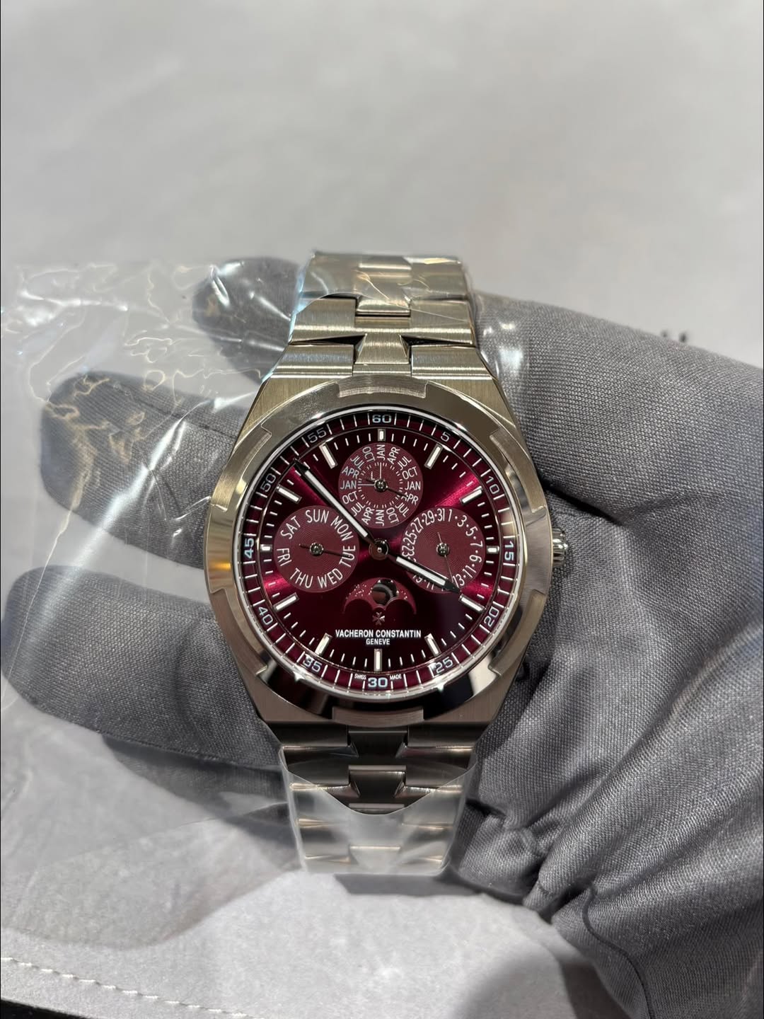 May be an image of wrist watch and text that says '1601 SIAN JAN 10 SAT UP MΟΝ 45 A THU ED 00 15L 6 23 23 ي U D 102 VACHERONCO RONCONSTANTIN NEVE 195 130円 O 25 25'