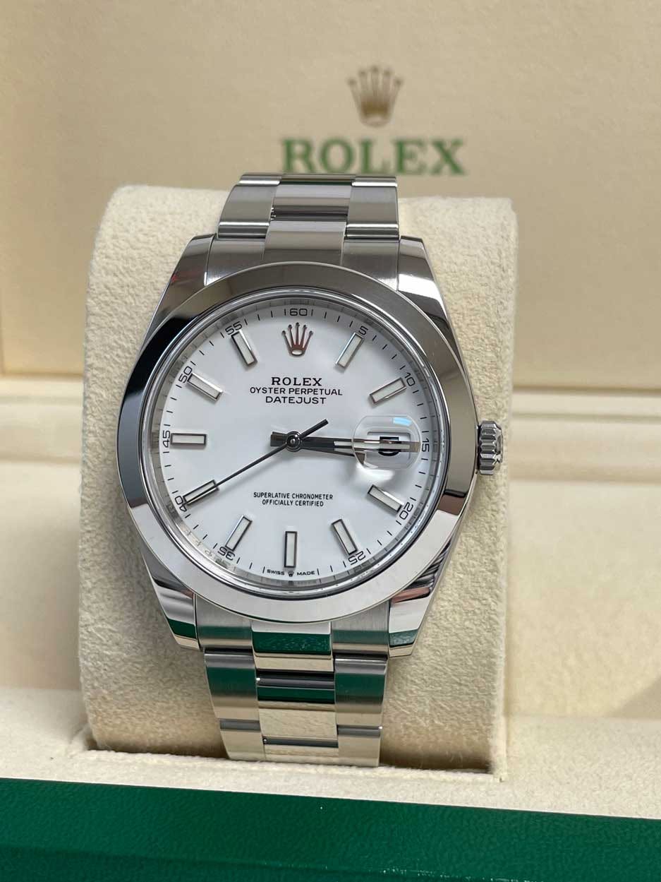 May be an image of wrist watch and text that says 'ROLEX I U V 50 ROLEX OYS OYSTER OYSTEPERPETUAL PERPETU PERPETUAL ETUAL CATEJUST EJUST DATE 1 45 D 15 40 SUPERLATIVE CHRONOMETER…