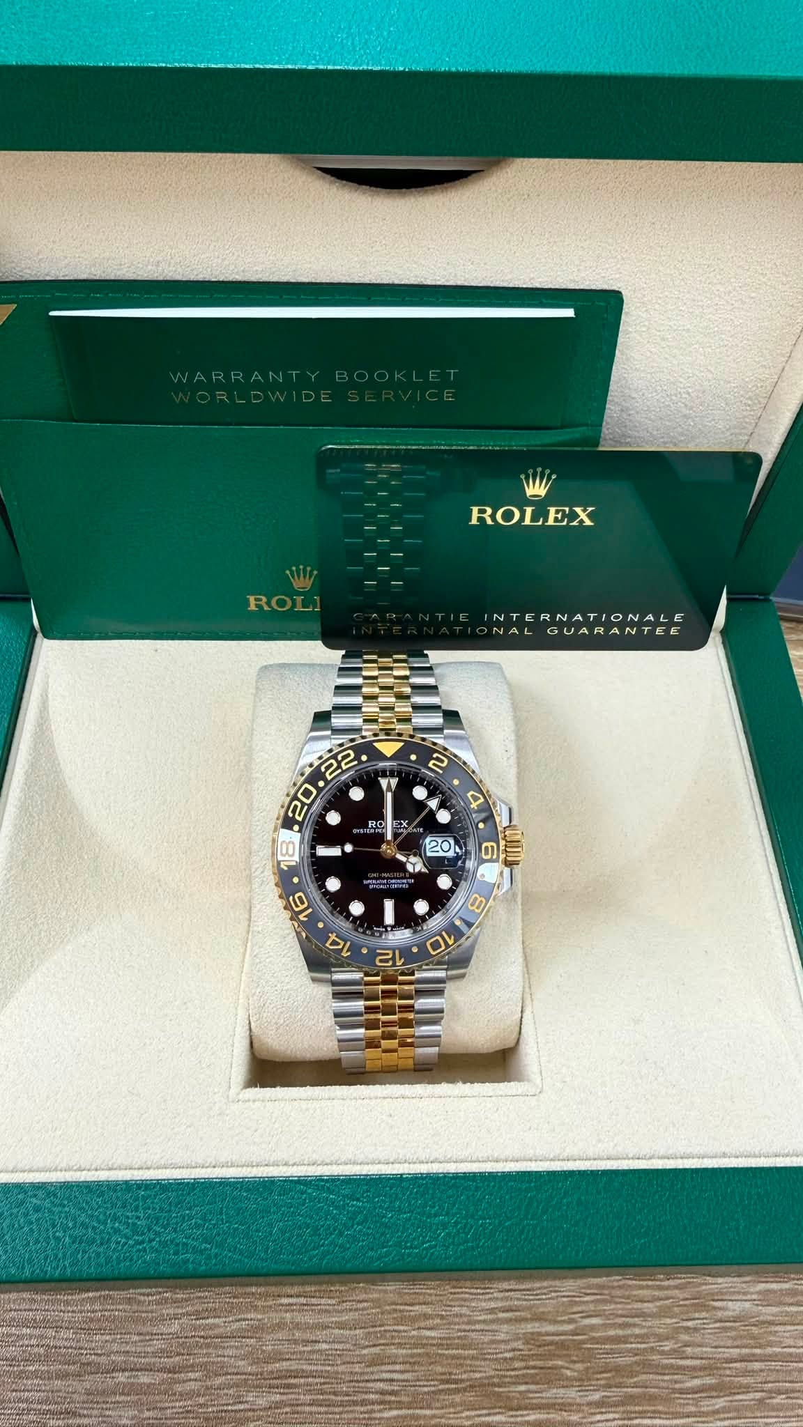 May be an image of wrist watch and text that says 'ROLEX TERNATIONAL GUARANTE Y 2 4 ng 22. 20 福 16 14 20 NA 9 6 ززي 8 10 12'