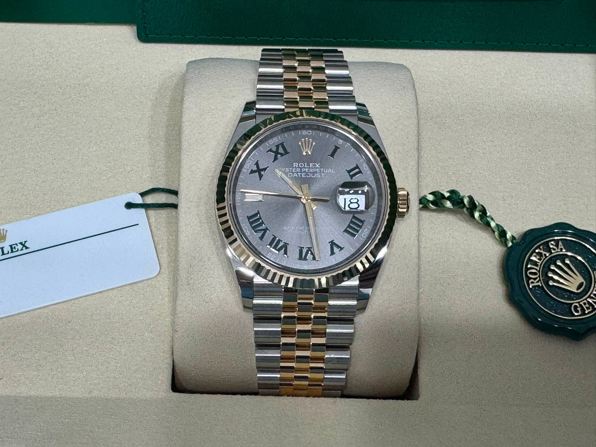 May be an image of wrist watch and text that says 'G0 LEX (5S X STER フケDAHOAL RPETUAL ROL ROI ROLEX LE E TUAL II DAT DATE สวนร VIIVIII VAA 18 VIII VII VI V IIII 100 3 日 ROL'