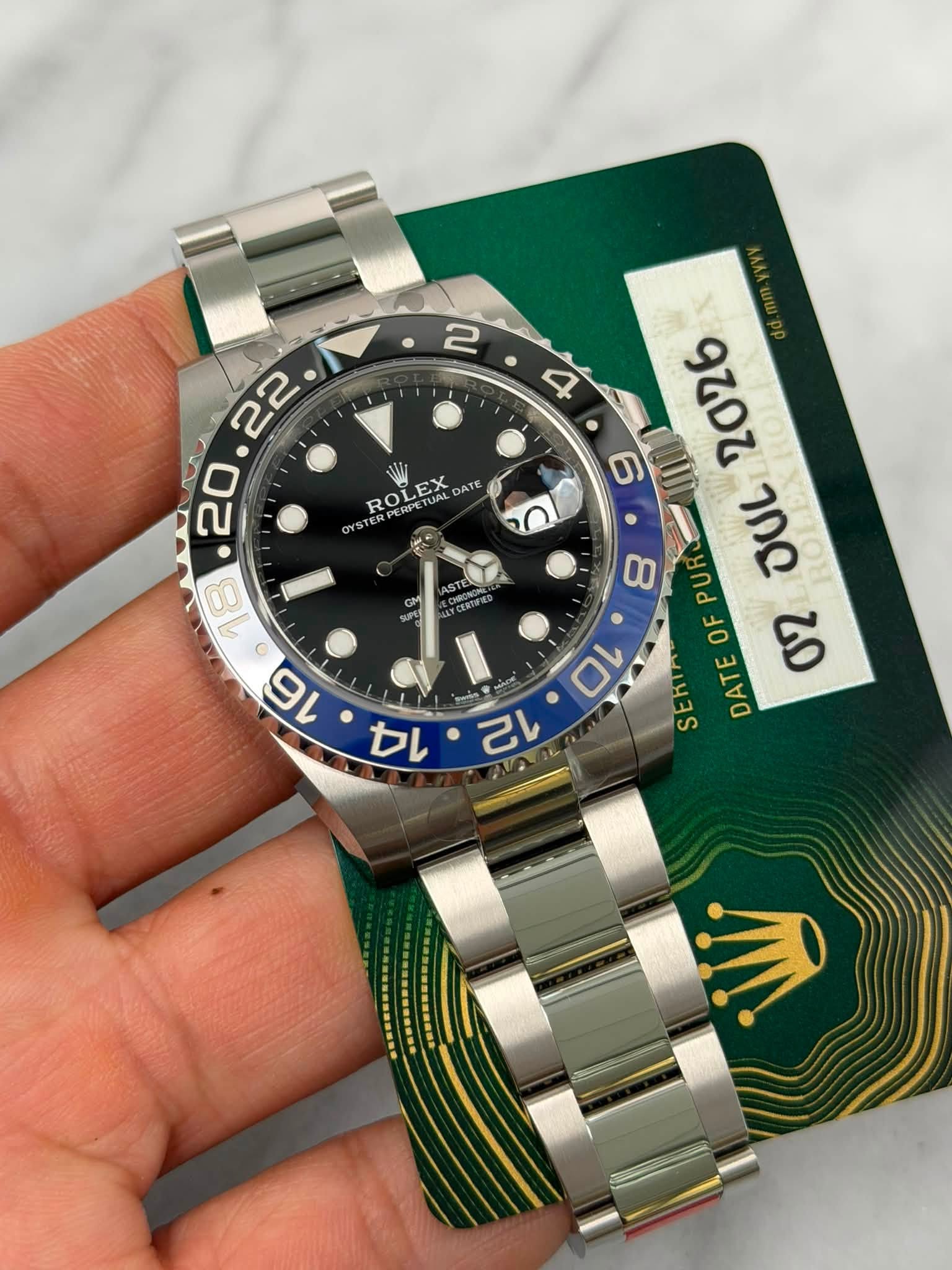 May be an image of wrist watch and text that says '2 4 ROLE ROLEX YUAL DATE EX س G מי 8 6 2202 PUN סחר O س S DATE ዓ0 10 12'