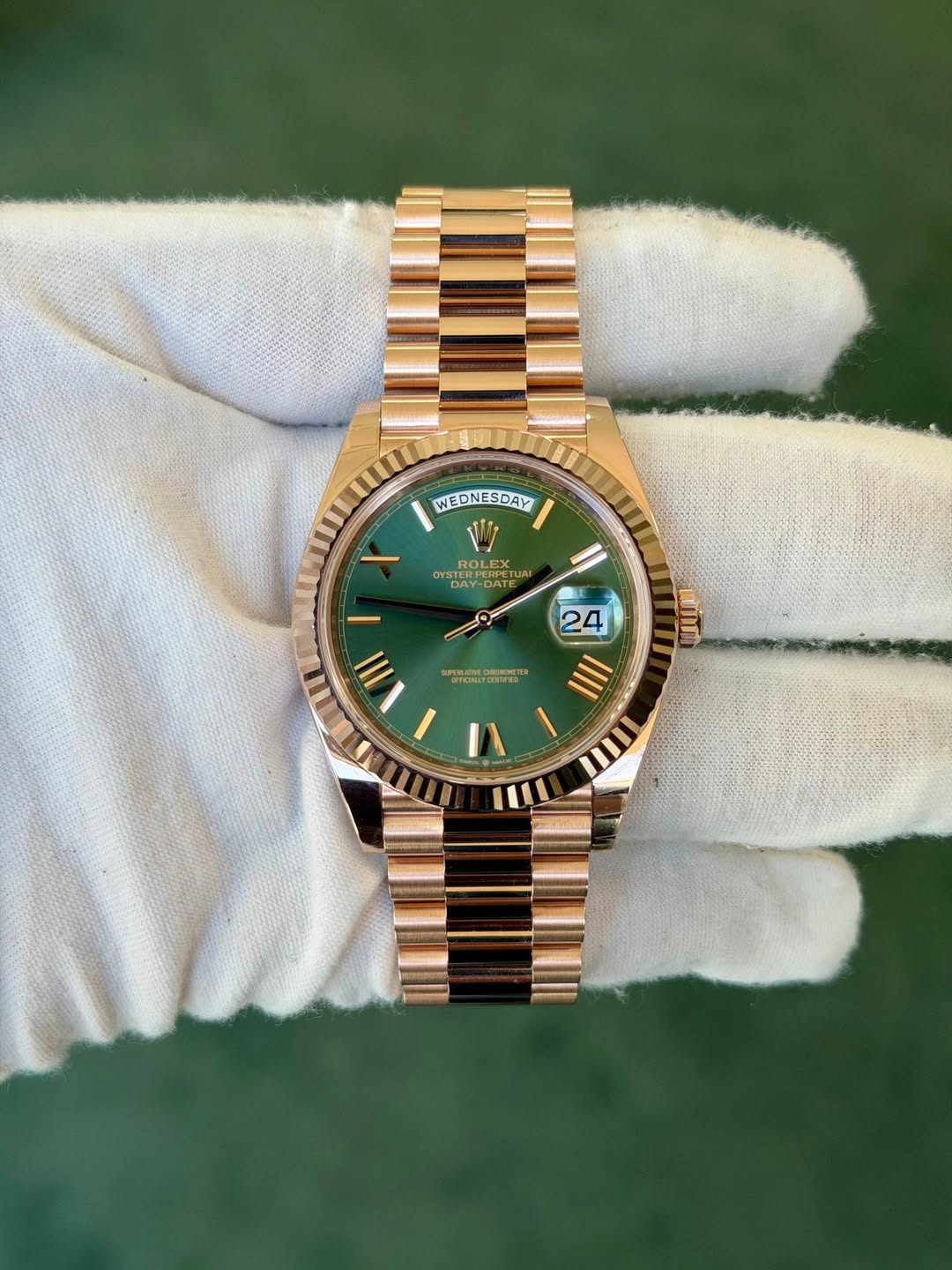 May be an image of wrist watch and text that says 'WED WEDNESDAY TEDCERSE ROLEX DAY ATE DAY-DAT UA 螒违 1 PERLETA III 24 II I II'