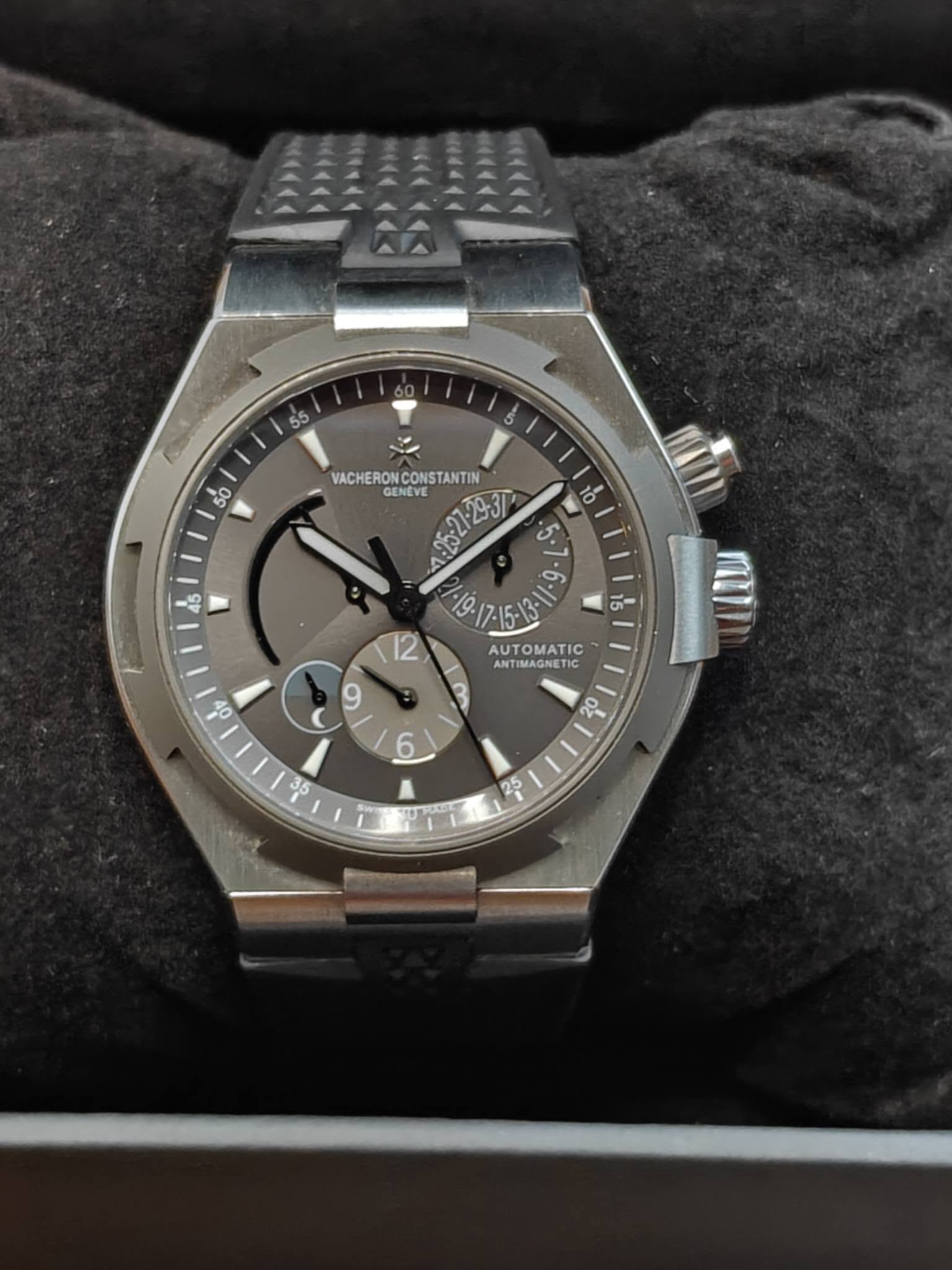 May be an image of wrist watch and text that says '55 50 VACHERON NCONSTANTIN VACHERONCONSTANTIN . GENEVE AUT AUTOMATIC ANTIMAGNETIC 3 6 5ー 12 or 9 : '