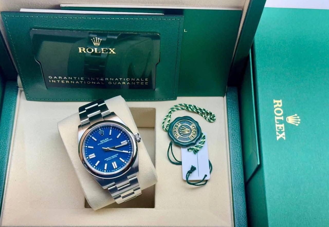 May be an image of wrist watch and text that says 'ROLEX GARANTIE INTERNAT ERNATIONALE ERNATION NALE O o TN 1 Oed N OEN CY I ROLEX Vli'