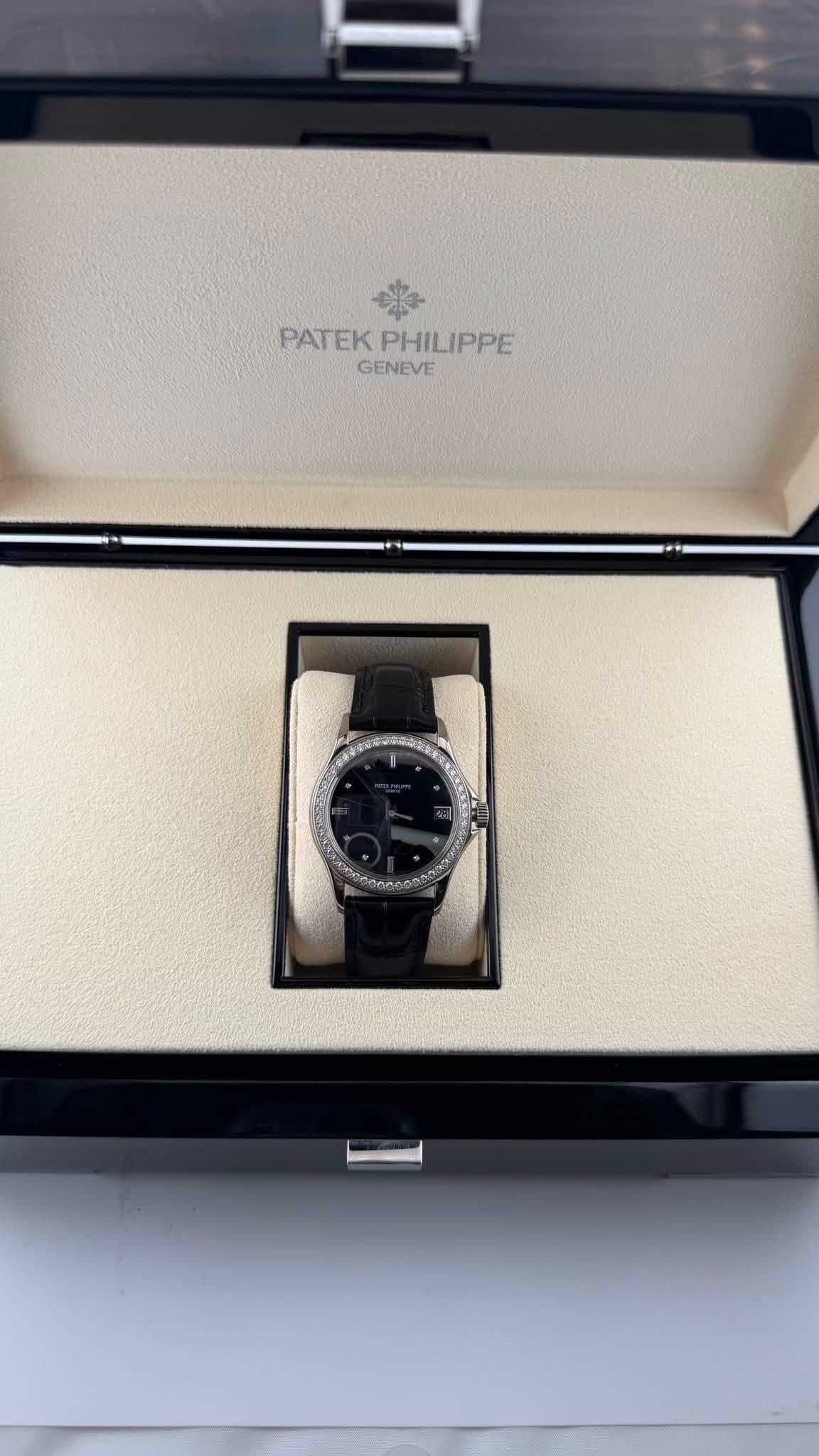May be an image of wrist watch and text that says 'PATEK PHILIPPE GENEVE BEET'