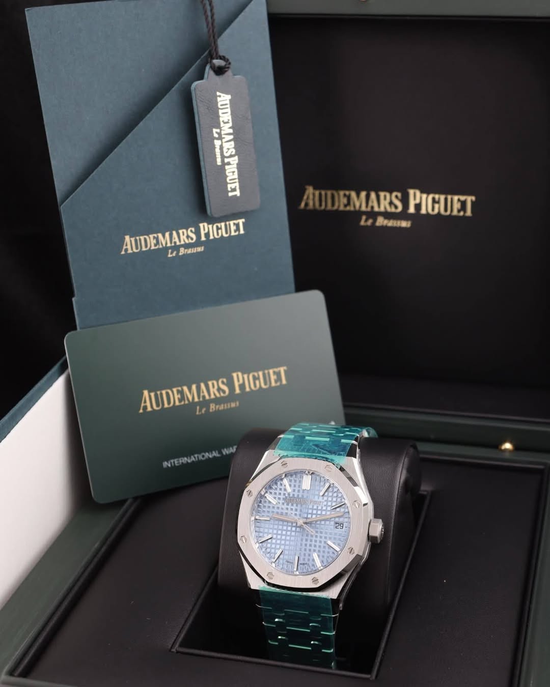 May be an image of wrist watch and text that says '반T 2 819931 AUDEMARS Le BnaHиR PIGUET DEMARS PIGUET LhoeBra EMARSPIGUET Le AUDEMARS AUDEMARSPIGUET e Brasas PIGUET Le…