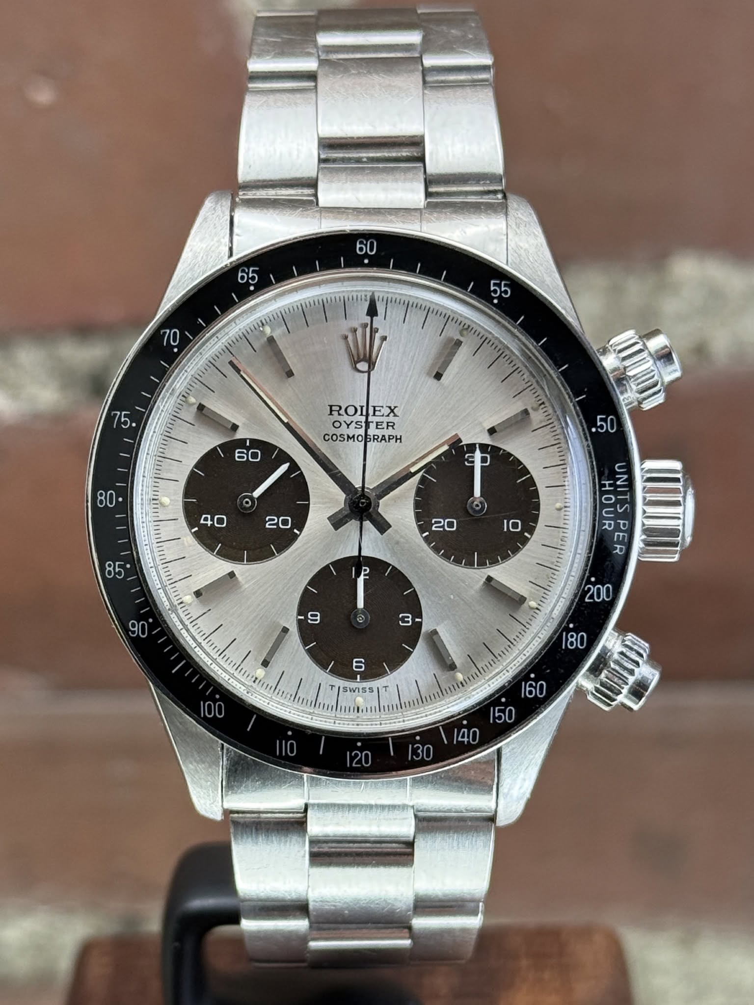 May be an image of wrist watch and text that says ' W 75. ROLEX EX OYS OYSTER TER 円R COSMO COSMOGRAPH SRAPH 6ဝေ 80. .50 D 40 o) ١ P - HOUR SaS E LINU d 30 カ 90° 9 อ 3 200 6 SWISS '