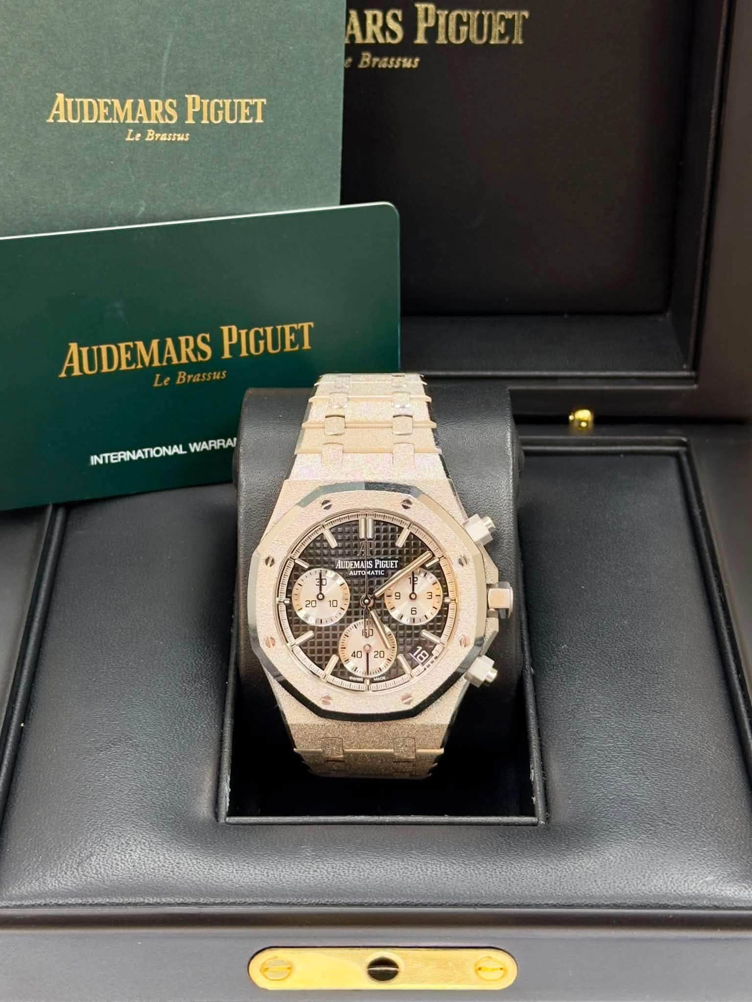 May be an image of wrist watch and text that says 'ARS PIGUET Brassus AUDEMARS PIGUET Le Brassus AUDEMARS PIGUET INTERNATIONAL INTERINATIONALWARRA WARRA e AIDEMAIS PIQUET GUE 20 20…