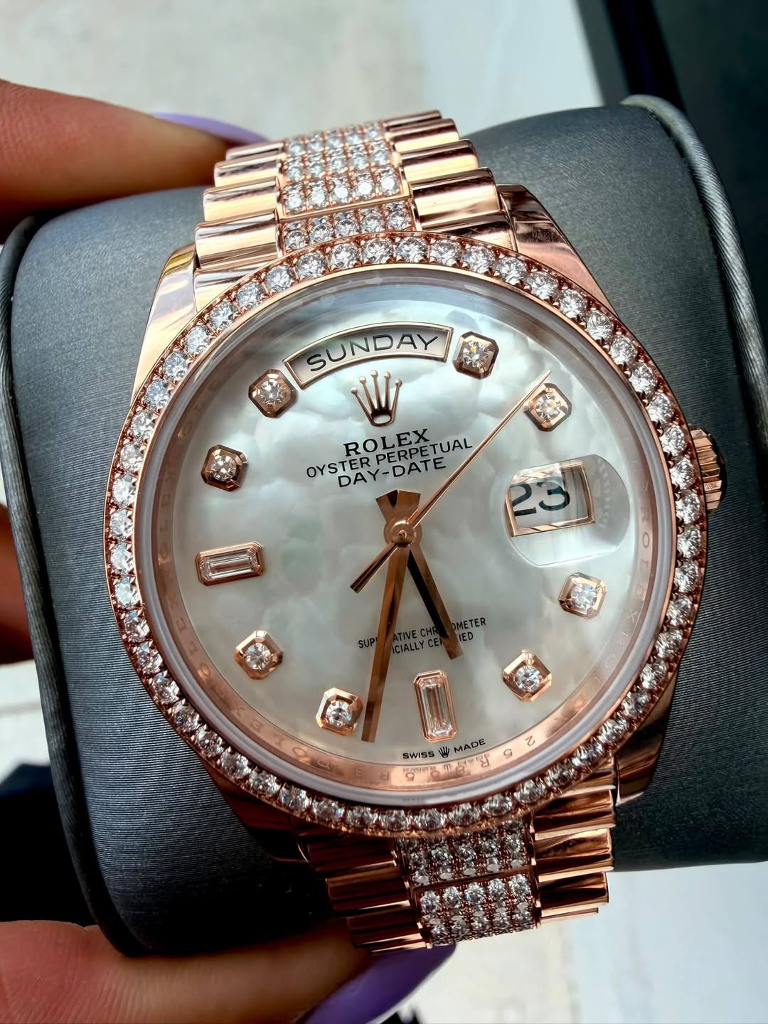 May be an image of wrist watch and text that says 'っ産 め茶メ SUNDAY ROLODETUAL TUAL ROLEX.. DERPETUAL OYSTER DAY-DATE DAY DAT 23 3 ETER 2 SWISS MADE Z ป 9'