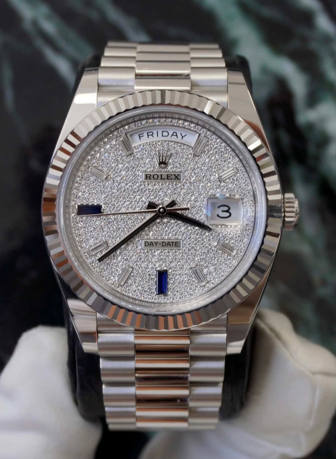 May be an image of wrist watch and text that says 'FRIDAY ចញ! 0門 养 3 E'