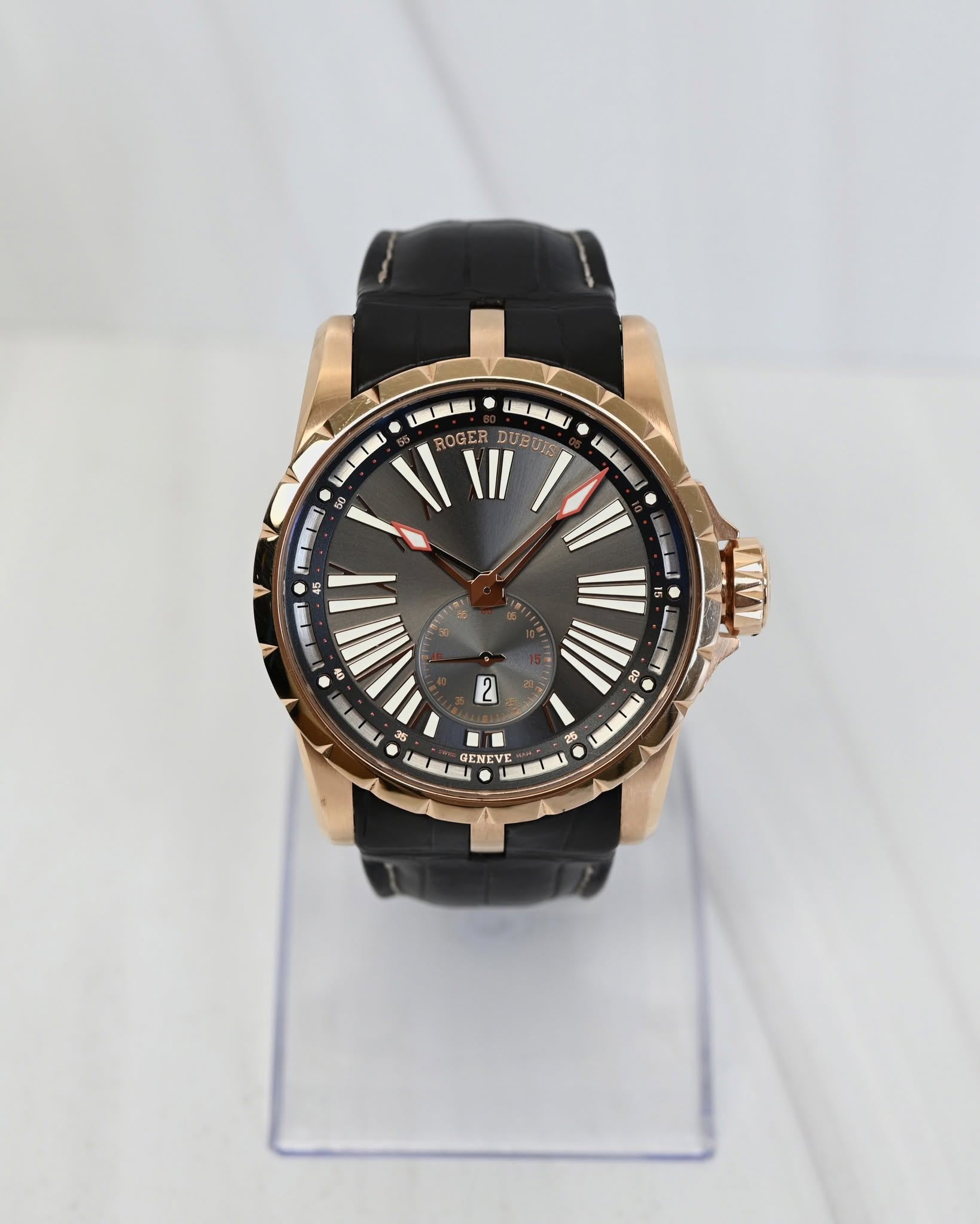 May be an image of wrist watch and text that says 'ROGER DUBUI DUE III U 2 00 36 ک B GENEV 3 金 E'