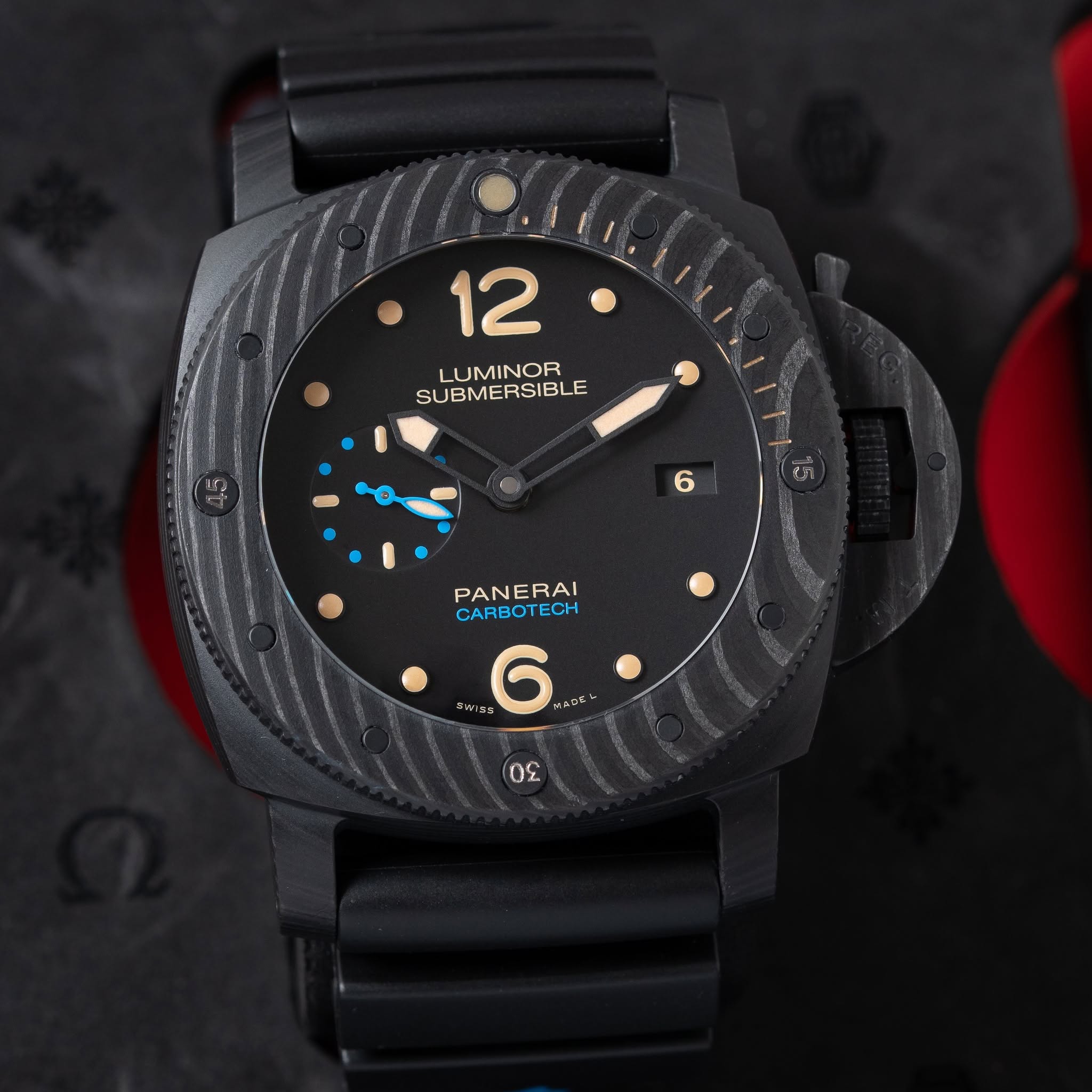May be an image of wrist watch and text that says '12 LUMINOR SUBMERSIBLE 6 PANERAI CARBOTECH キ5% 6 00'
