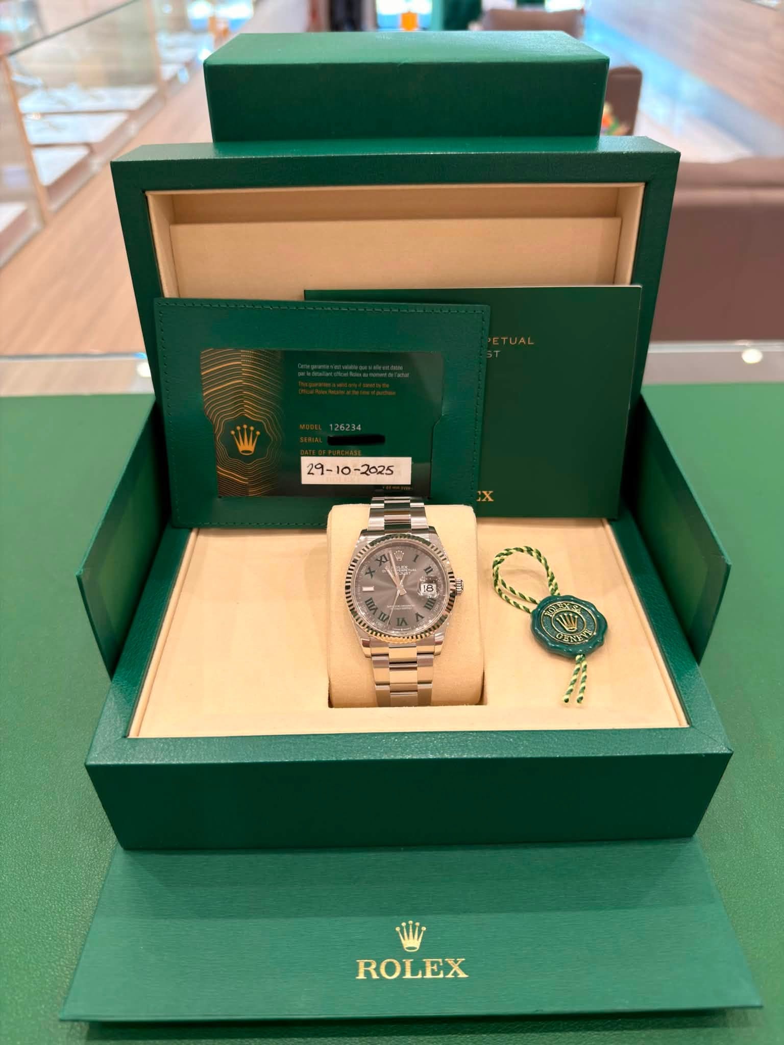 May be an image of wrist watch and text that says ' pa a間 ROLEX'