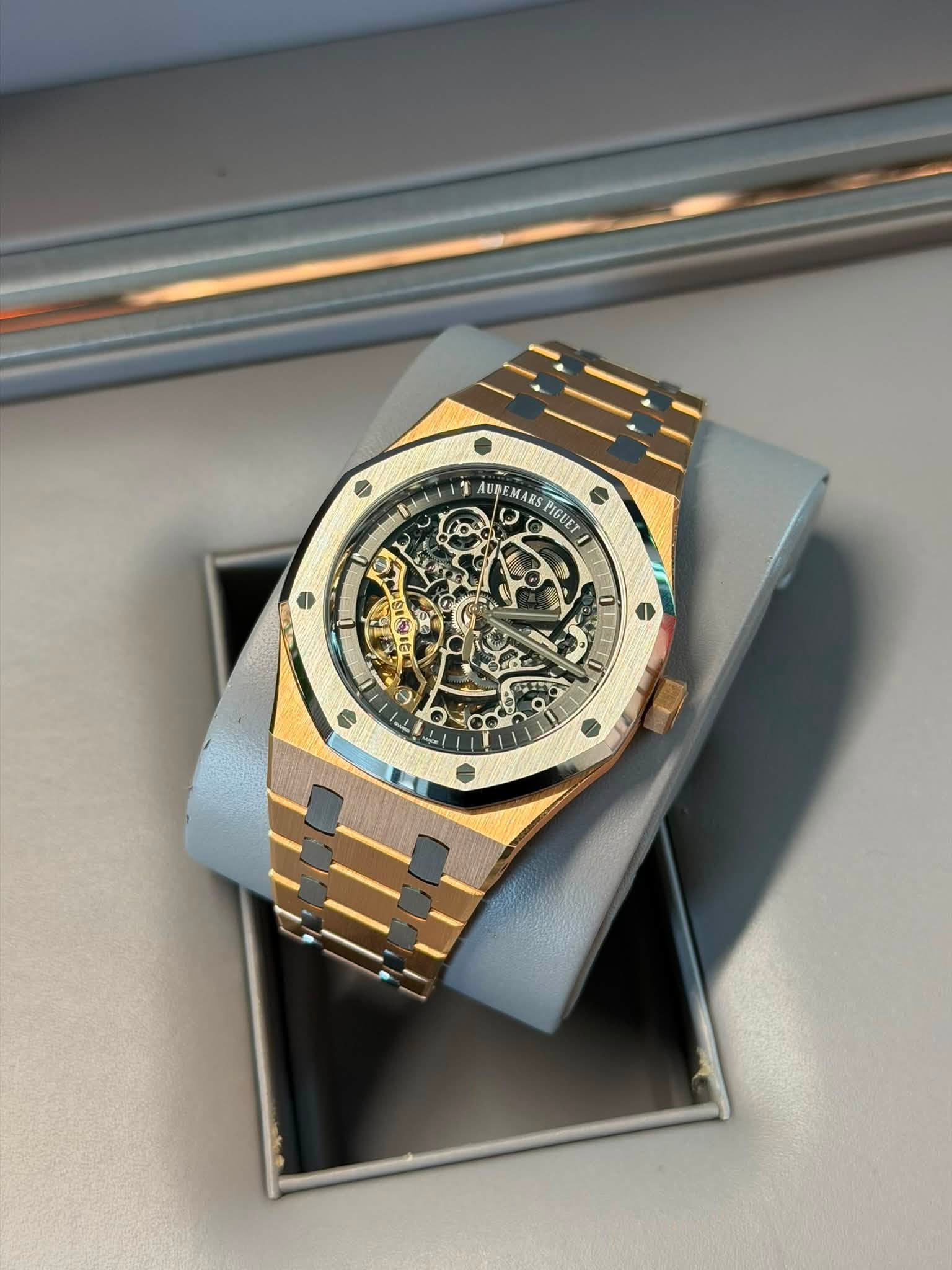 May be an image of wrist watch and text that says 'AUPEMARS AUPEMARSPIGLET ARS PIGUET AUPE TREMARSPIGUET ト C税 2'