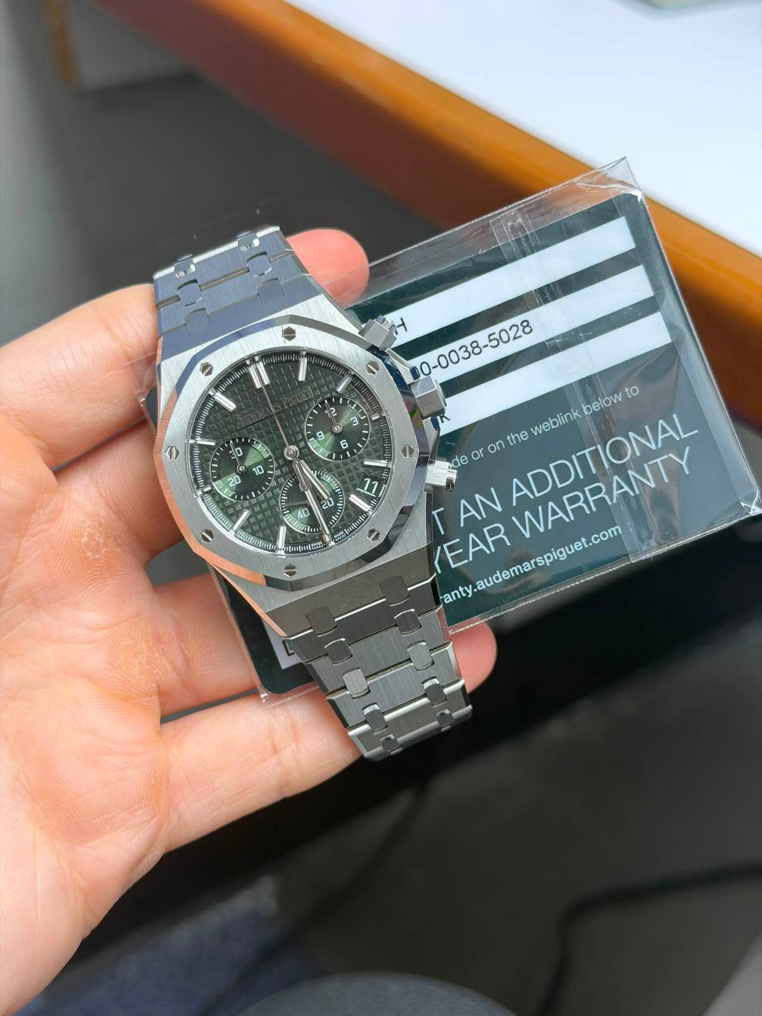 May be an image of wrist watch and text that says 'S 3 e 0 = 1 ch CLOYetOA below to weblink de or r on r AN ADDITIONAL the EAR audemarspiguet.com WARRANTY com audemarsı 'anty.…