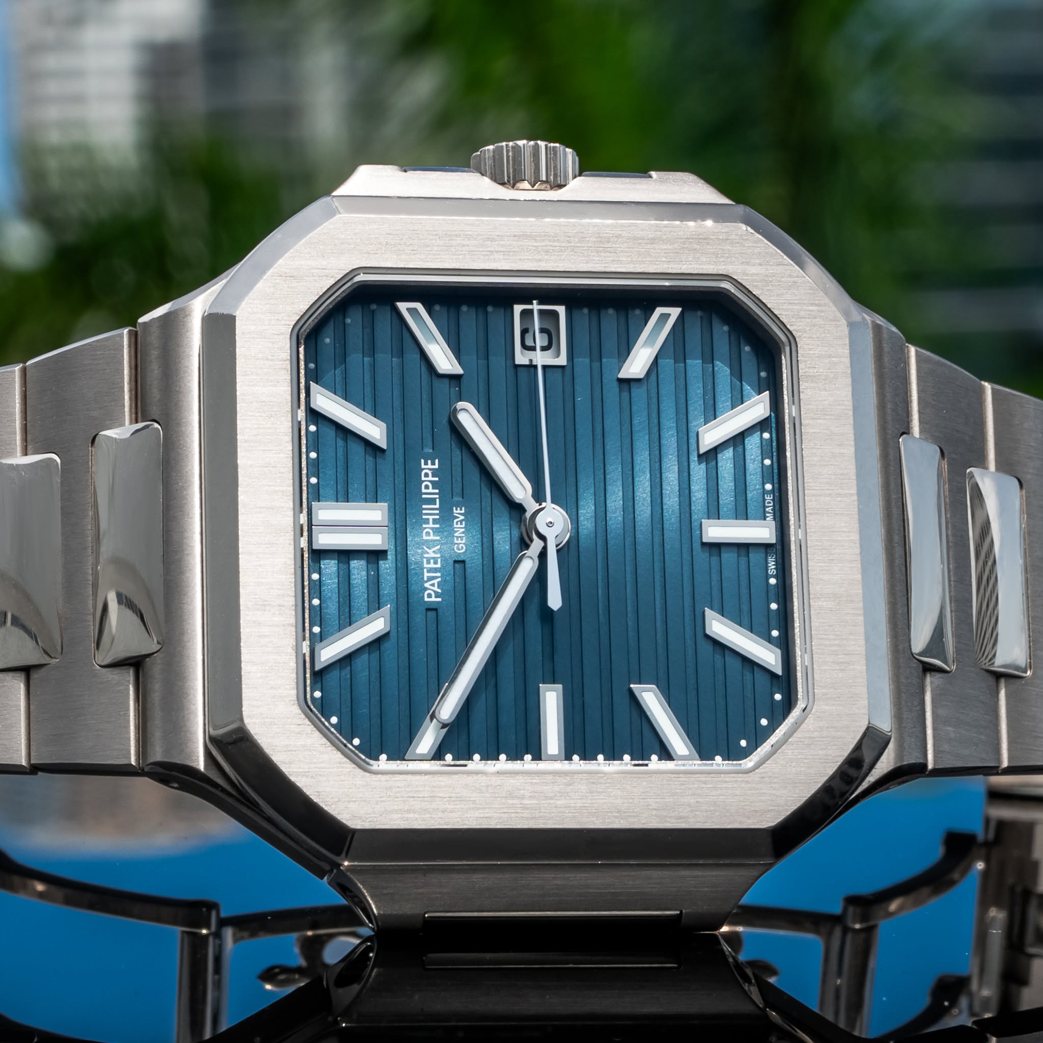 May be an image of wrist watch and text that says 'PATEKPHILIPPE PATEK PHILIPPE GENEVE 本'