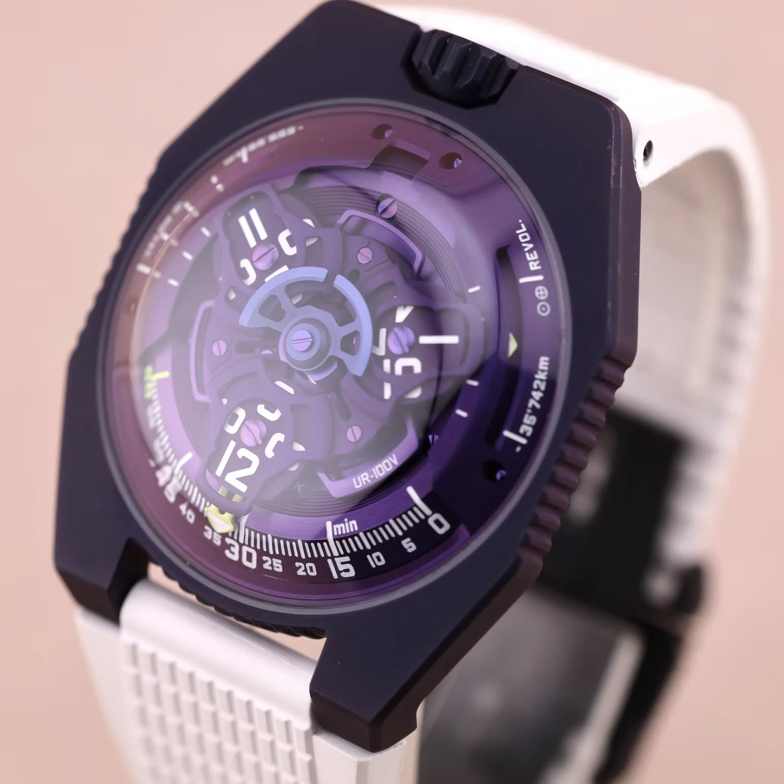 May be an image of digital watch and text that says 'JoC. REVOL. '742km 3 35'742km 35 UR- UR-100V ปือ ಸ್ಗೇೀ 12 ትዜጣሞ 40 5 min 30 n III '