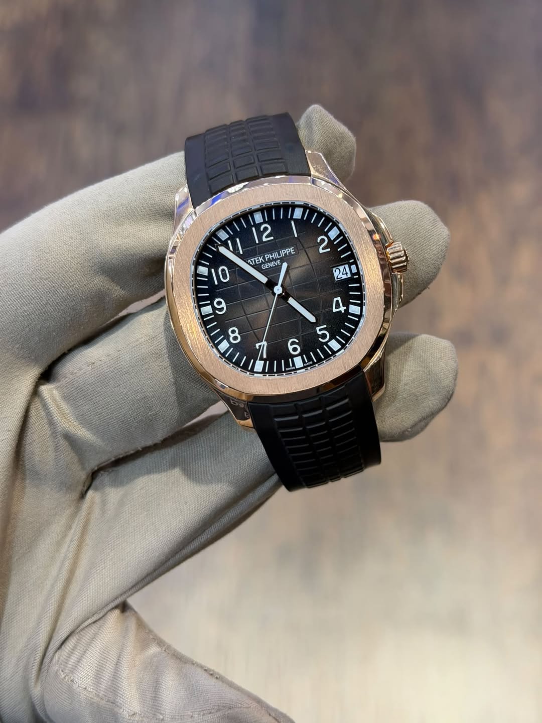 May be an image of wrist watch and text that says 'I 1 12 TEK ENDRE PHILIPPE '