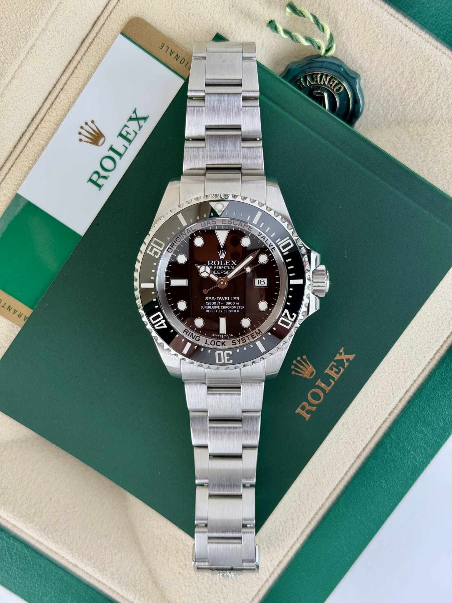 May be an image of wrist watch and text that says 'OOOLE MNTO W ROLEX GAS 50 ROLE ROLE VALV 10 RAAH 18 SEA-DWEL 40 RIG N 30 20 ROLEX'