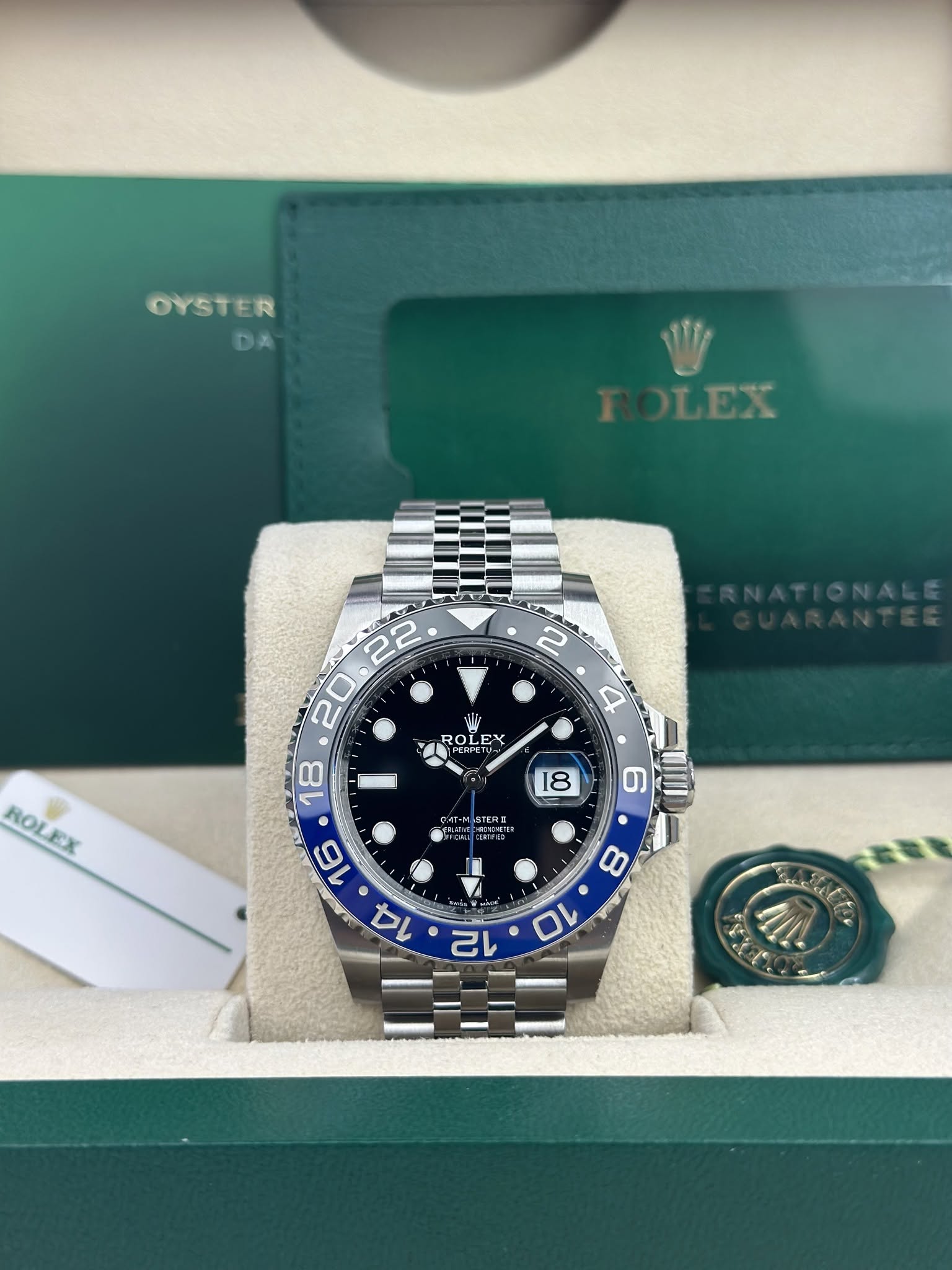 May be an image of wrist watch and text that says 'OYSTER DA LEX للم 2 4 UA ROL ROLEX EX ት LEY ትስትሰ 16 14 ROLEX ROLEX 18 6 ИT- STERE 北W2 Pa 8 10 12 な'
