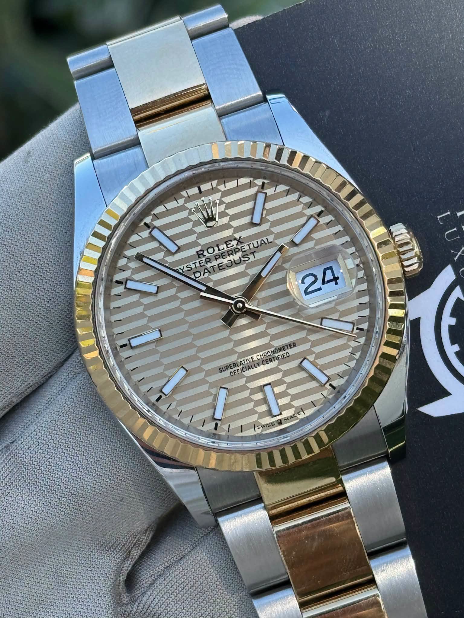May be an image of wrist watch and text that says 'ROLE ETUAL YSTE ROLEBETUAL TEJUST STERPER 九正 DA DA 24 ATIVECHRONG FIED CER OFF CIALL I = S5 MELYCERT ド1 MAD N'