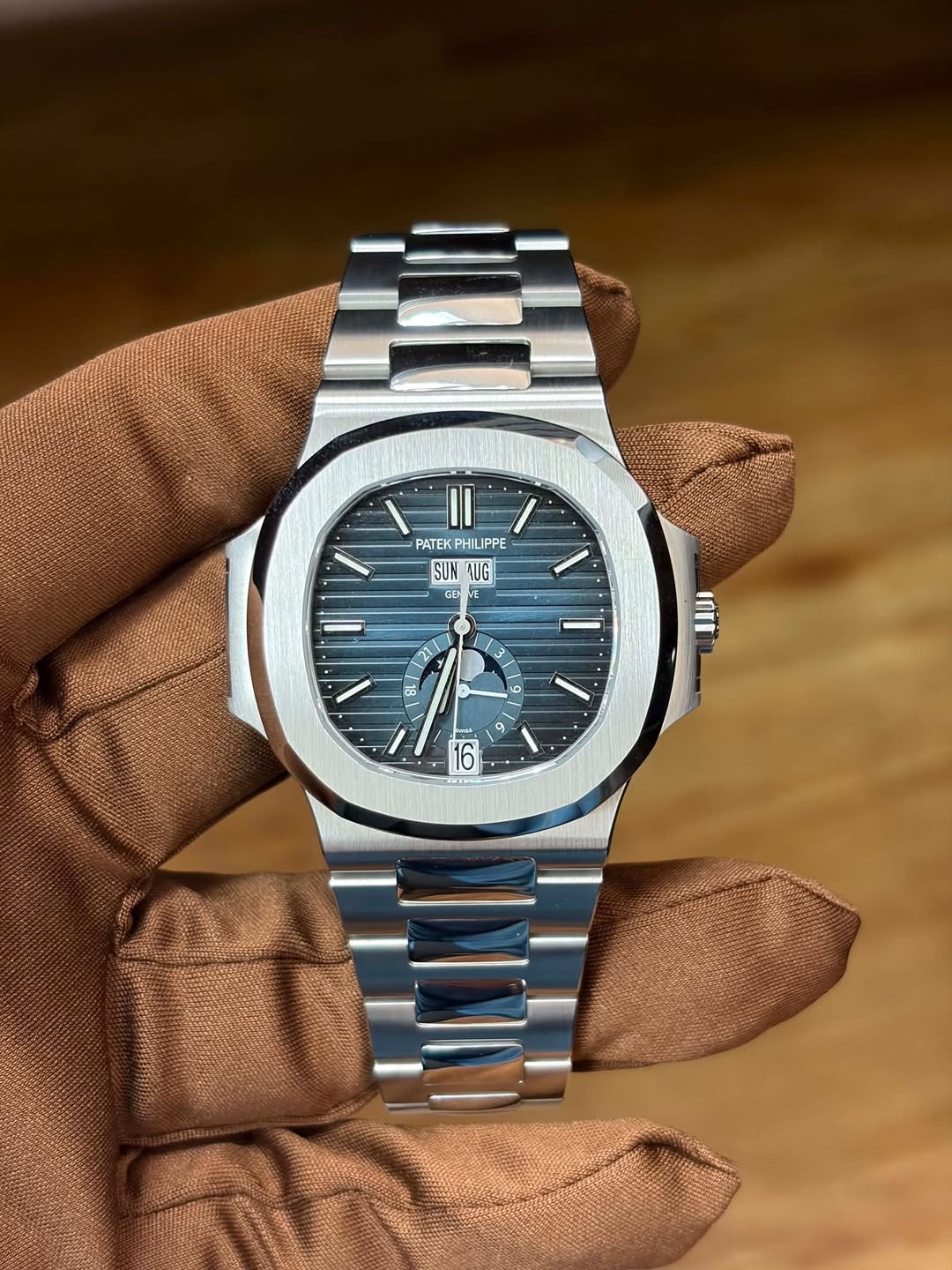 May be an image of wrist watch and text that says 'PATEKPHILIPPE Il IPPE PATEKp SUNSUG SUN RUG GEN I 12 21 1/ ١ ΡΥ BU । و و 16'