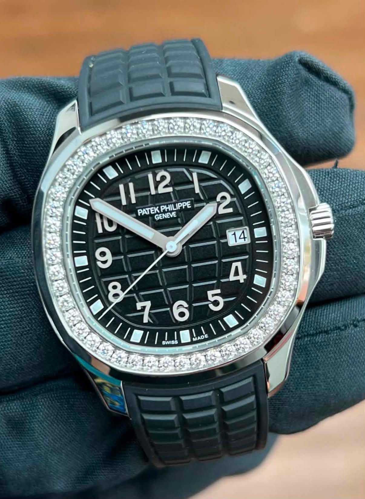 May be an image of wrist watch and text that says 'II 1|12 12 PATEK PATEKPHILIPPE PATEKPHILI GENEVE PHILIPPE ထ MADE SWISS NL'