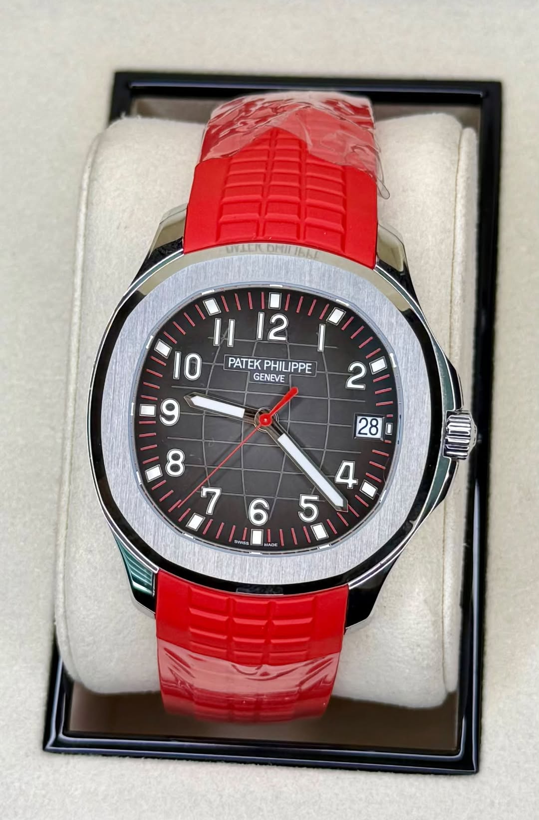 May be an image of wrist watch and text that says 'TYLER 1112 II 2 10 PATEK PHILIPPE PATEKPHILIPPE PHILI IPPE GENEVE E '
