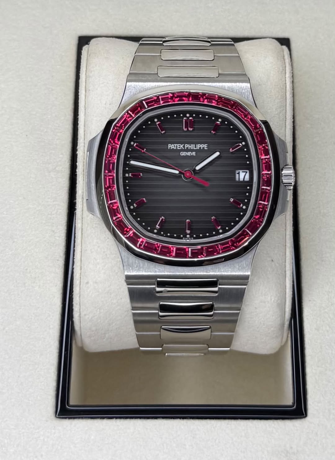 May be an image of wrist watch and text that says 'ប្រមោ 天ょ PATEK PATEKPHILIPPE PHIL PHILIPPE GENEVE 17 0 I ไล تا ガサリ I'