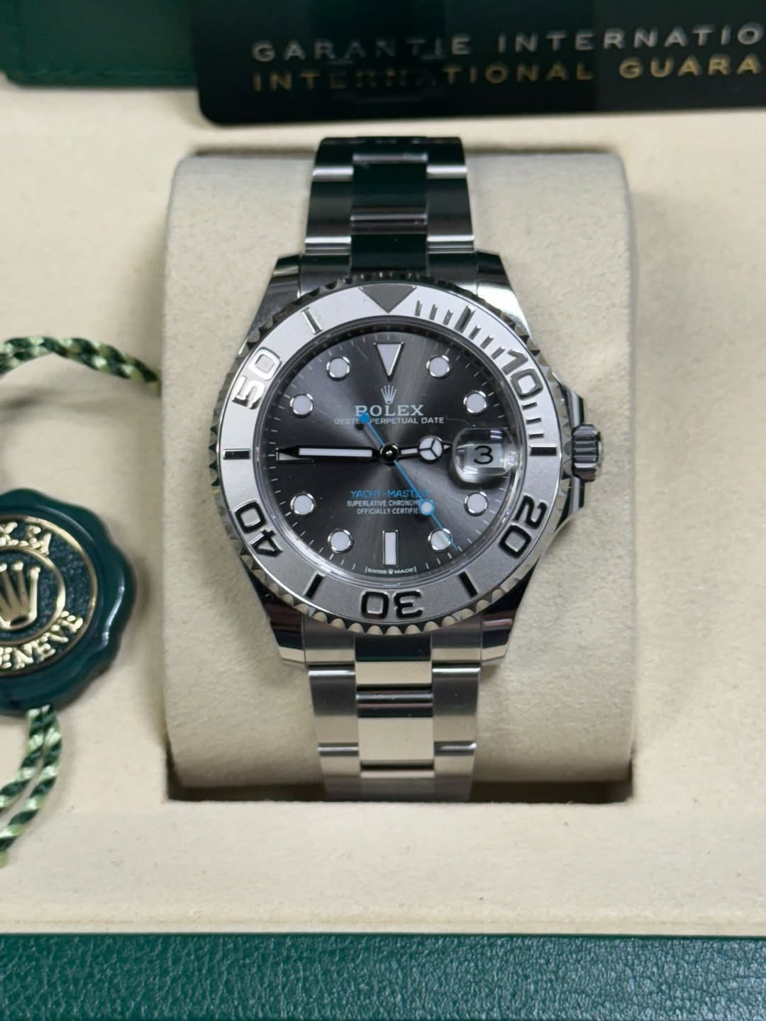 May be an image of wrist watch and text that says ' POLEX LEX Poi OYSTE POLEXATE PERPETUA RPETUALDA DATE A MAS OFFICIALLTCERS 40 20 m SeISS សថ 3 A生TE'
