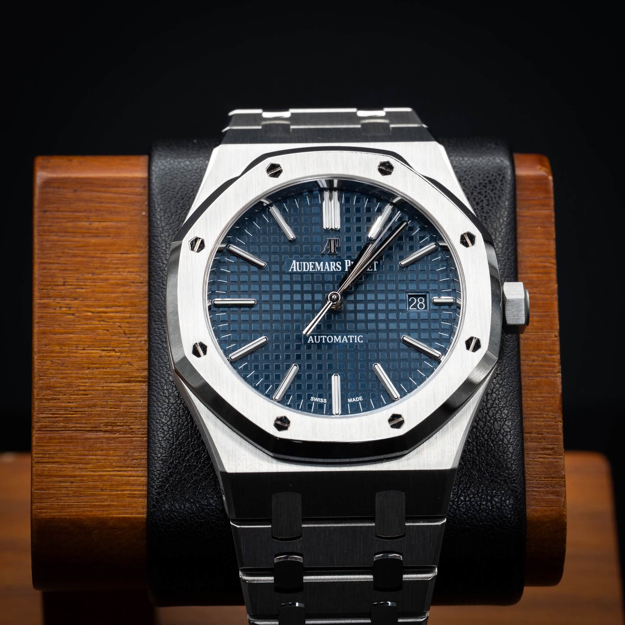 May be an image of wrist watch and text that says '4 AUDEMARS p 28 = Dus mSS MDA'