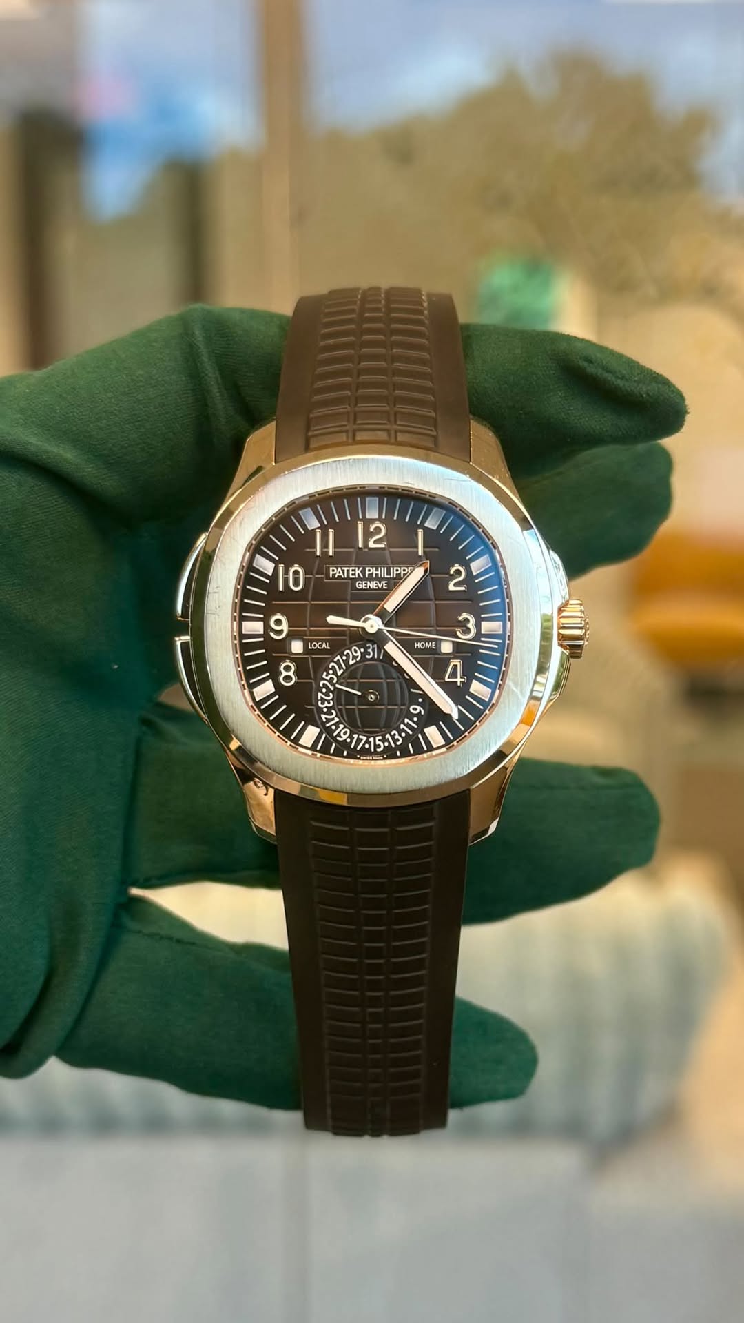 May be an image of wrist watch and text that says 'il 12 10 PATEKPHILIPF PHIL LIPPI PATEK GENEVE GENEVE 9 2 3 WOCA DeN 00 31 HONE U و'