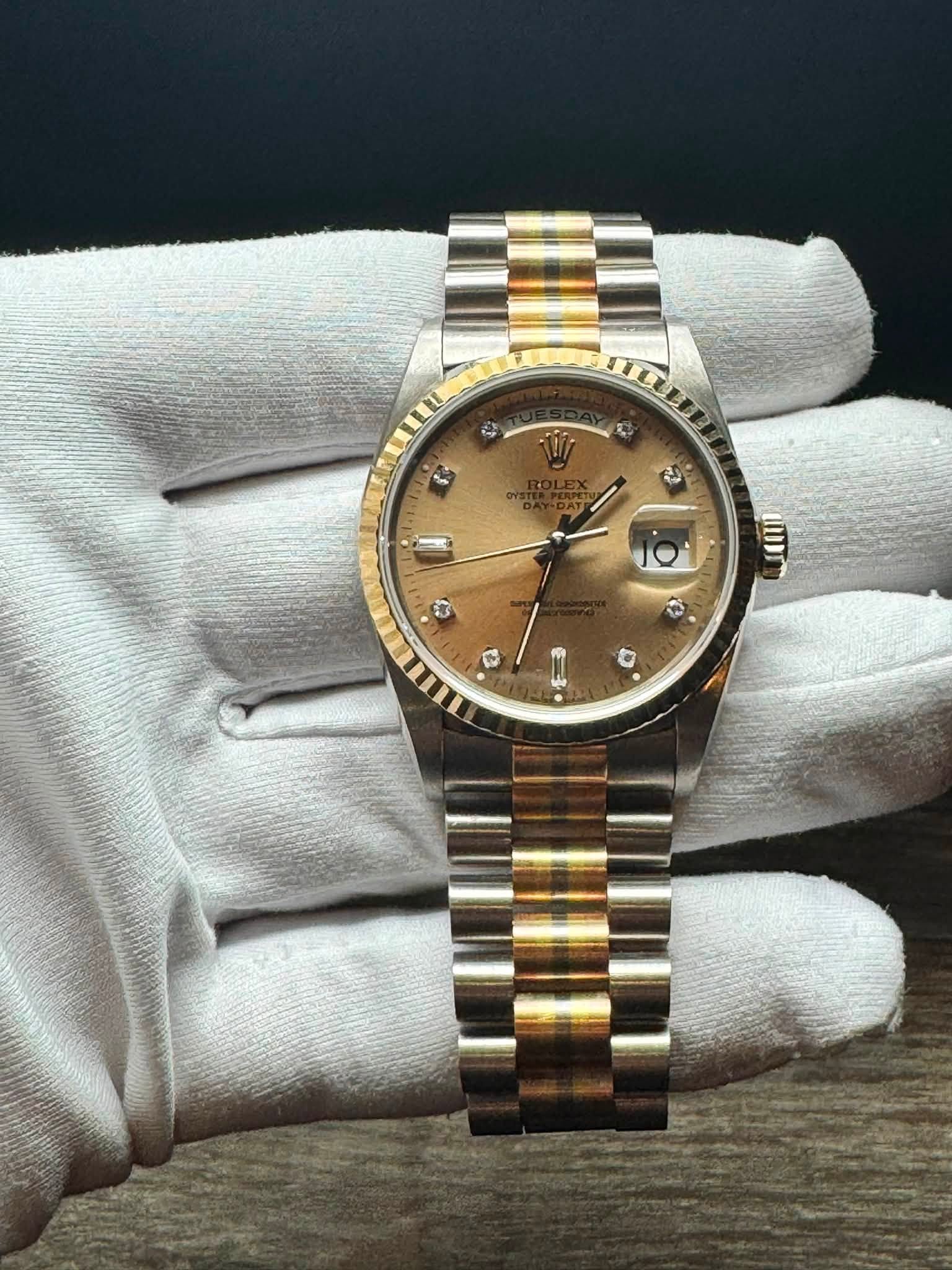 May be an image of wrist watch and text that says 'V 禁 S 8 ع'