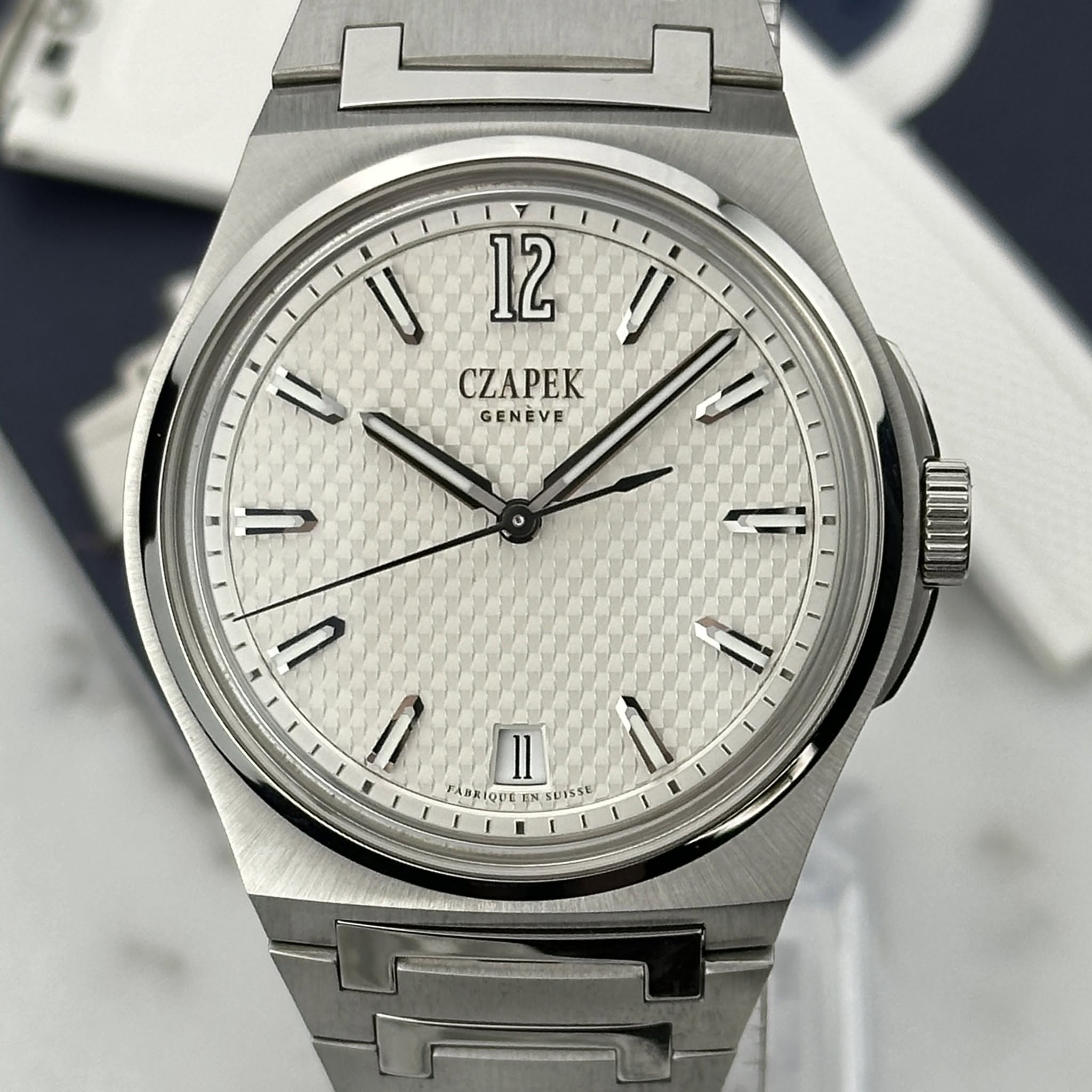 May be an image of wrist watch and text that says 'U 12 ル CZAPEK GENEVE ۱ 量 ก n II ١ FABKIQ - 생지오트떡져 ኢት QU 1ር 주격 SUISSE'