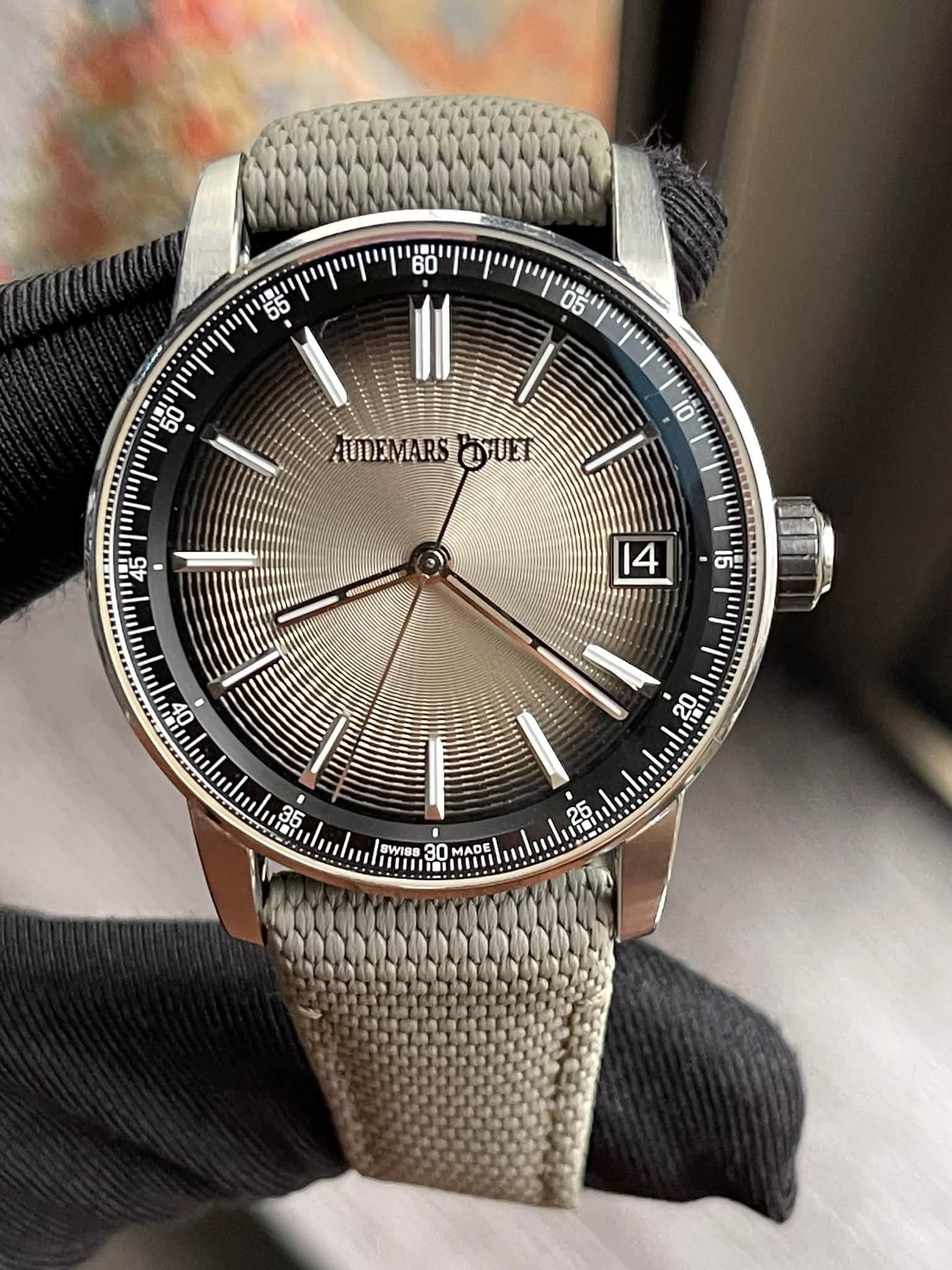 May be an image of wrist watch and text that says '60 וויייוייויייו 05 55' ויייוי 50 1ARN UDEMARS AUMEMARSKTUET MARS PTUET 10 45 B SWISS 30 MADE'