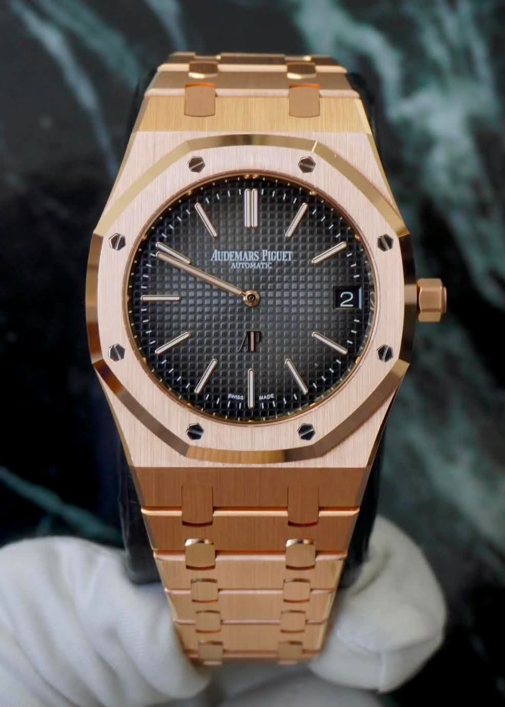 May be an image of wrist watch and text that says 'AUDEMARSPIGUET AUTOMATIC AUDEMARS PIGUET 2 SWnss 6A.APE'