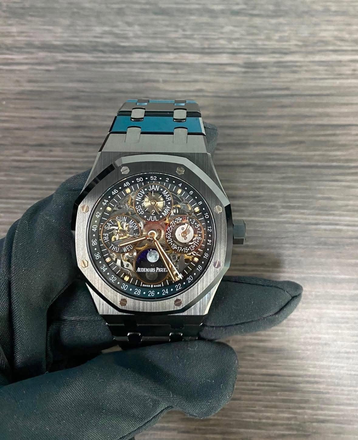 May be an image of wrist watch and text that says '48 50 JAN L B NEU ل G ซ่ Me 12 1L 11 ALDEMARS PIRE 18 20 D 20 22'