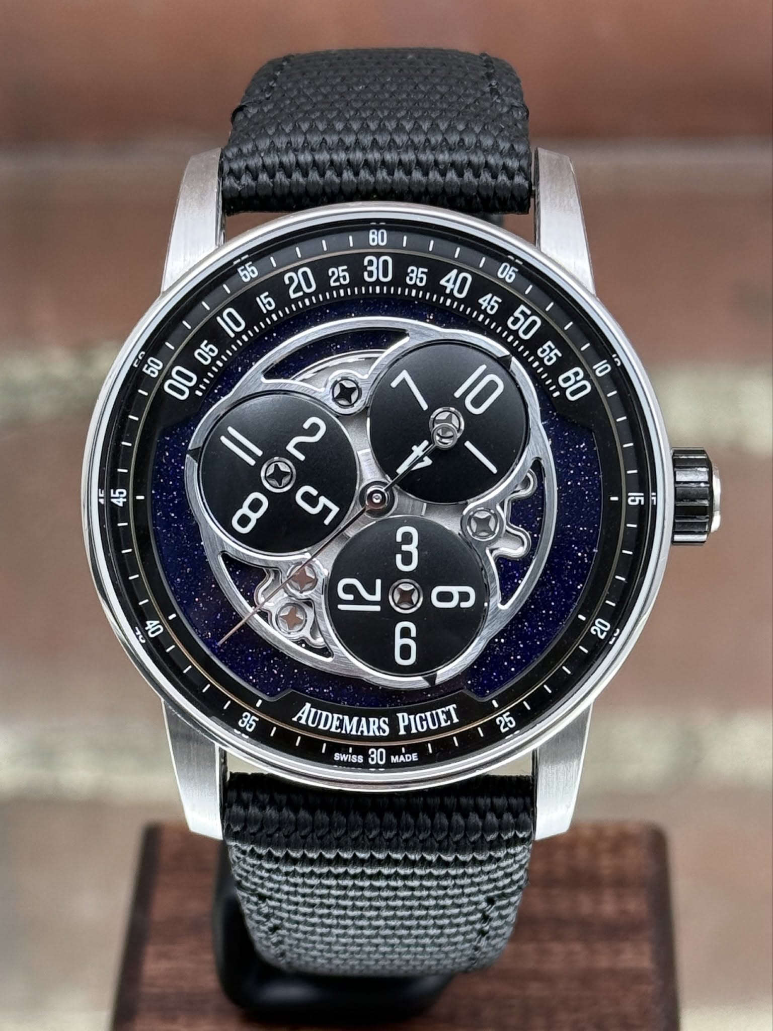 May be an image of wrist watch and text that says 'WwAAMAN IUITE လ 80 c Selak 15 O0 3 20တ တ AUDEMARS PIGUET swisS 30 MADE 25'