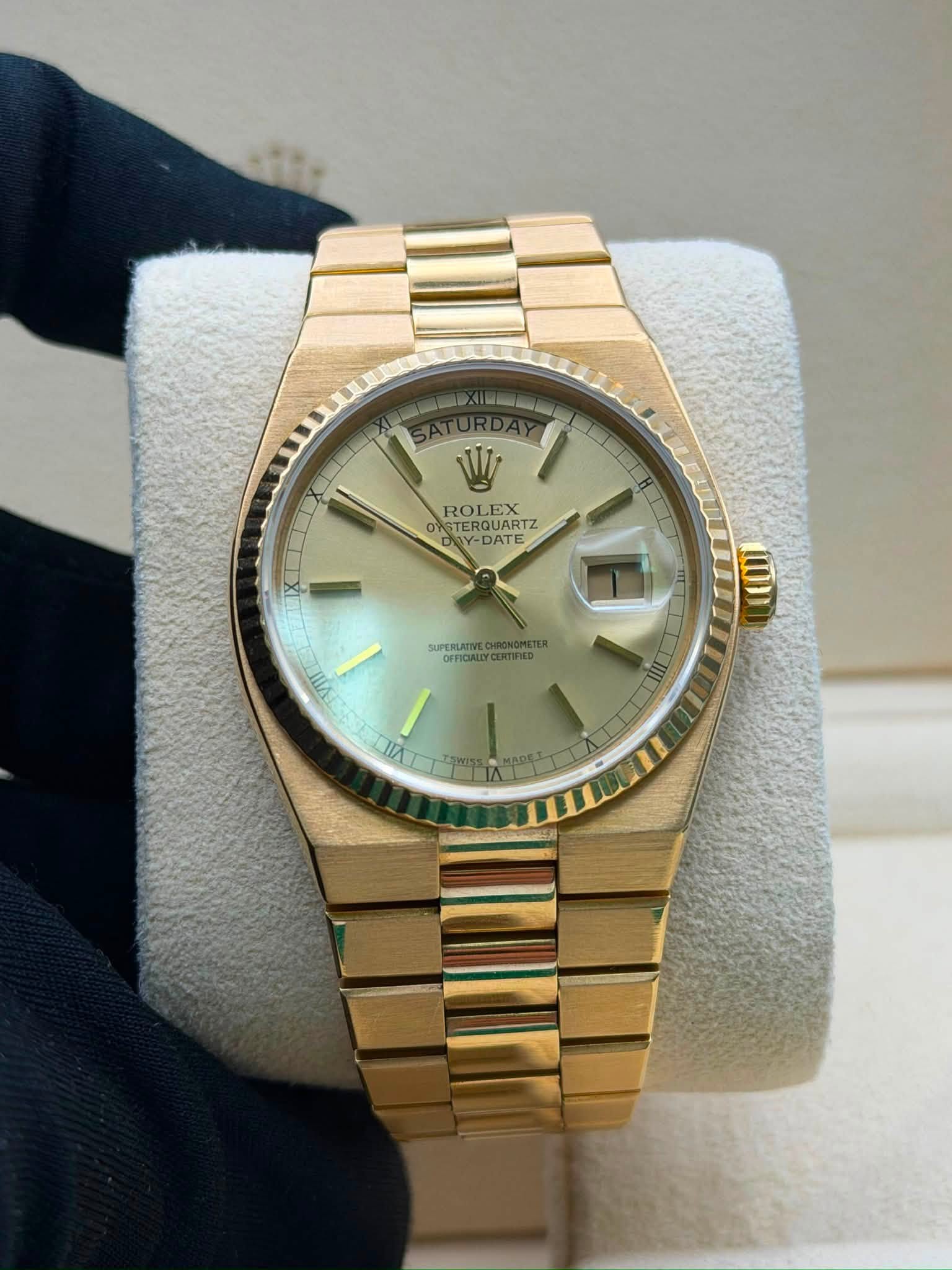 May be an image of wrist watch and text that says 'W ROLEX EX 0ን OTERQUARTZ STERQUARTZ α DATE SUPEHLATINE MECHRONOMETER OFFICIALLY SARATORONR CERTIFIED ERTIFIED חוםו FVI VIlI S…