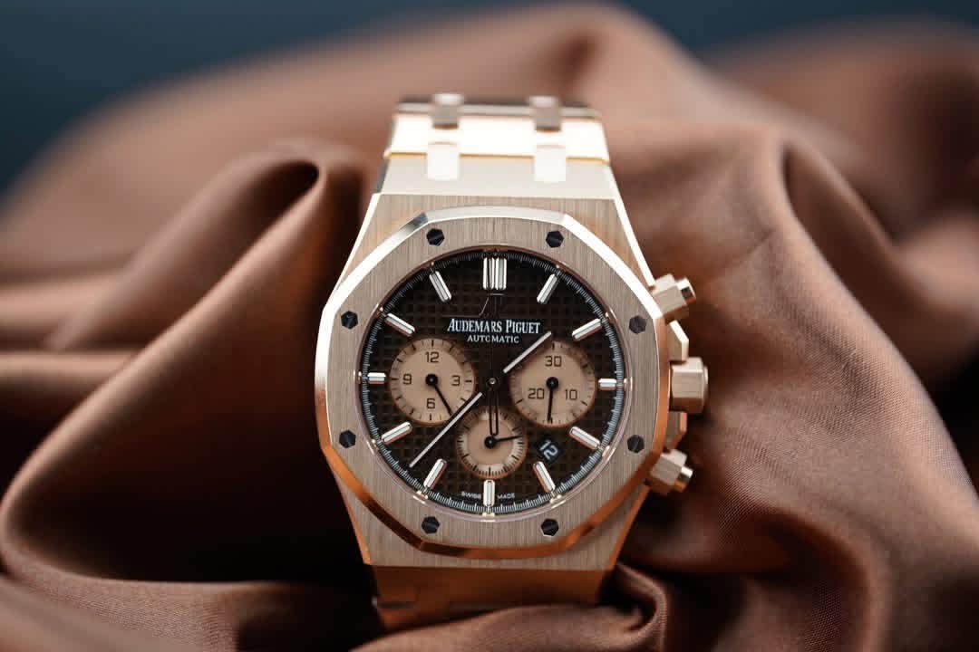 May be an image of wrist watch and text that says 'AUDEMARS AUDEMARSPIGUET TCM ATI PIGUET ١ AUTO E 20 0 / ב ス'