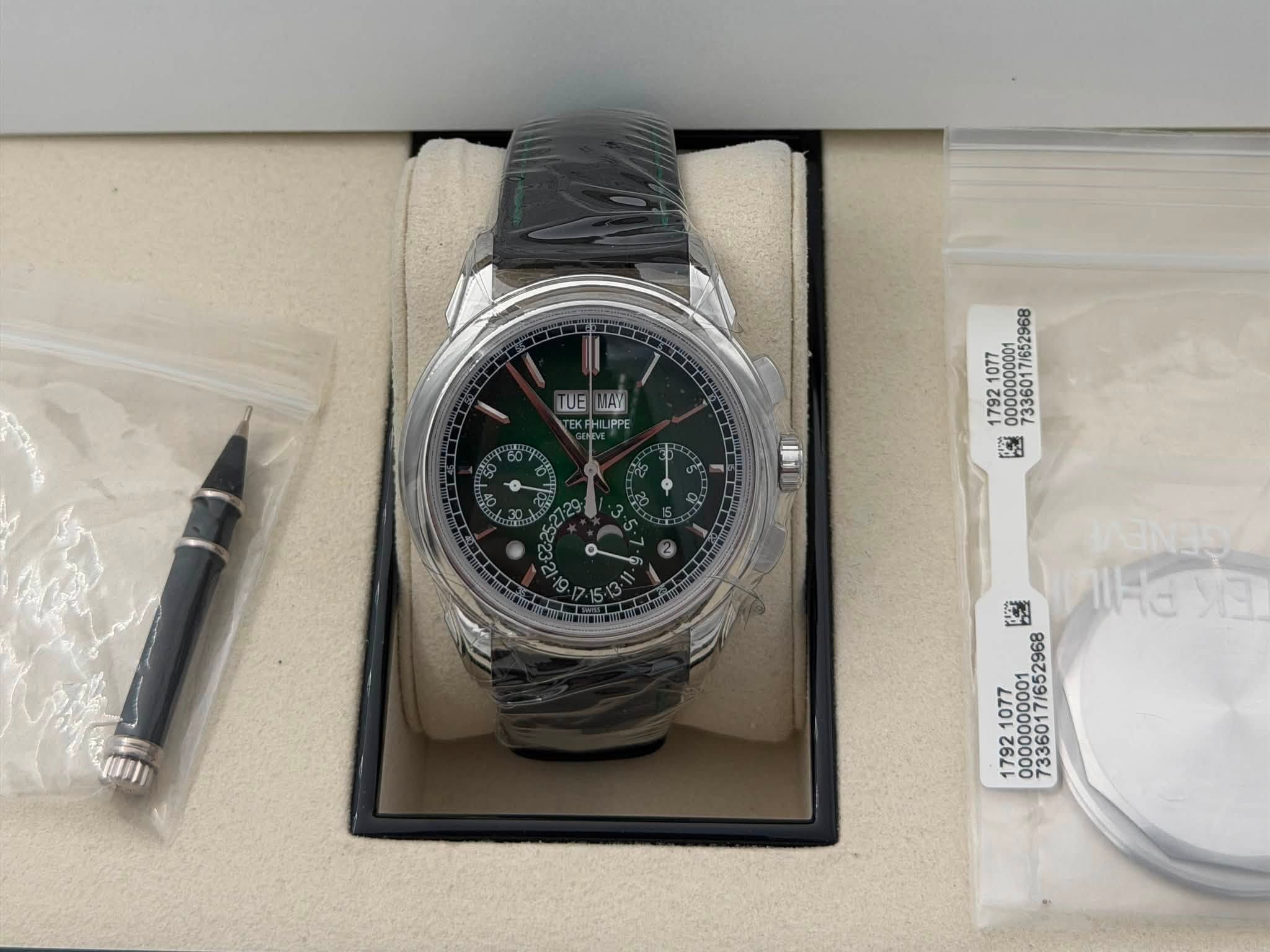 May be an image of wrist watch and text that says 'TUE MAY EKA UPPE / 초 သ 團 東炸 / / '