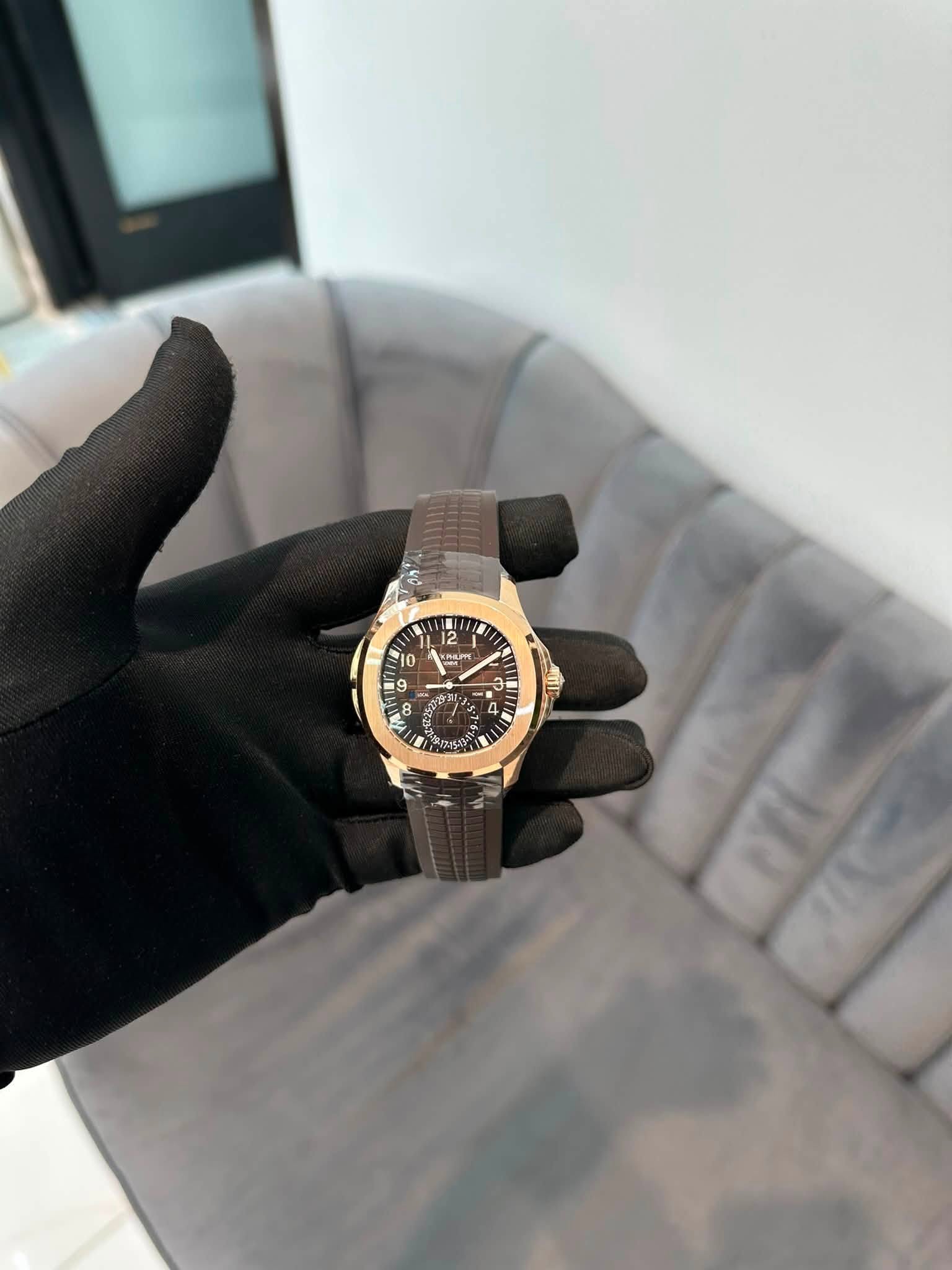 May be an image of wrist watch and text that says '12 2 AM y - 10 9 9 8 L 8 - - - L نن き 20'
