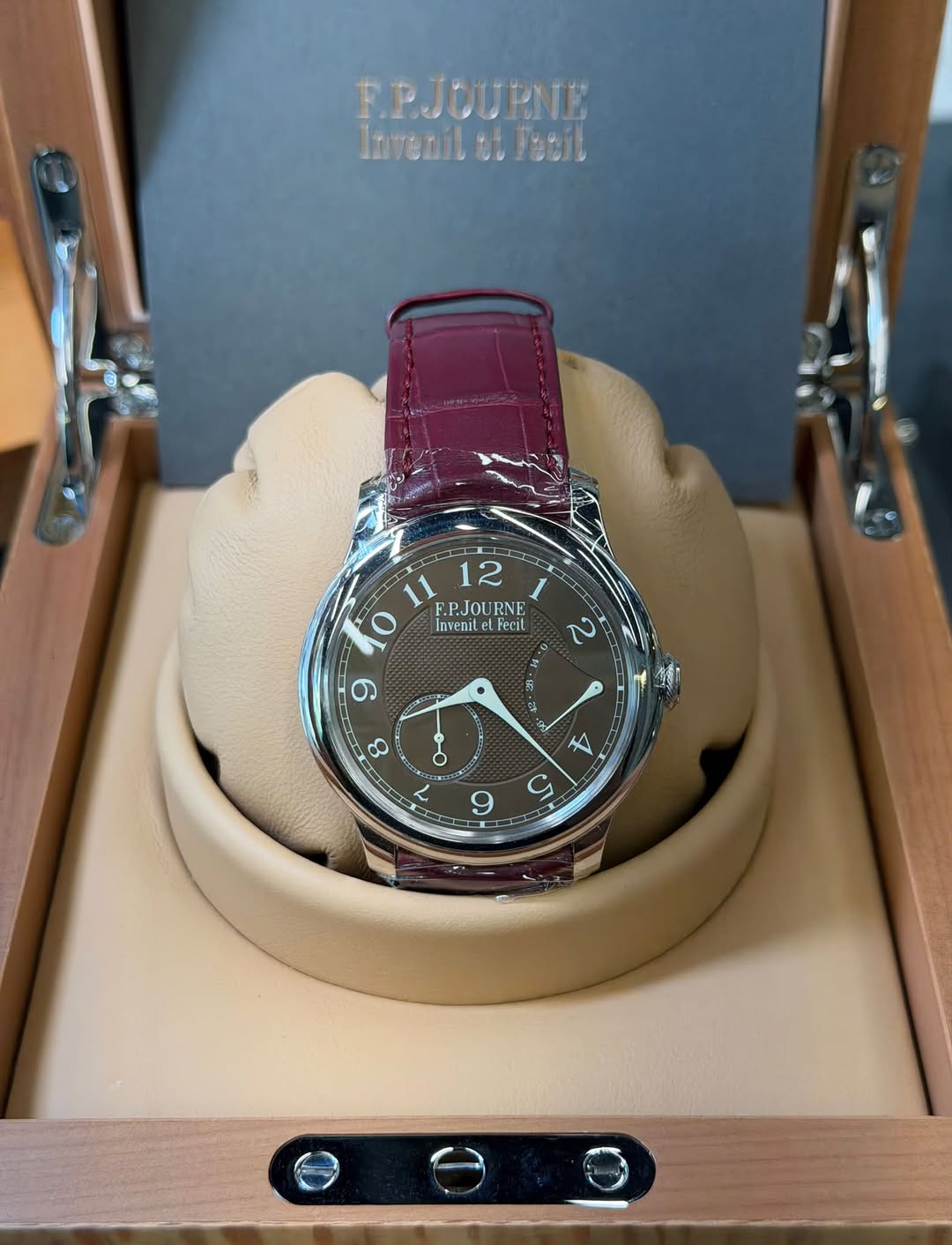 May be an image of wrist watch and text that says 'F.PJOURNE InveniletPosit Invenil etFesil 12 F.P.JOURNE IRNE Invenit InvenitelFecit itet LFecit 2 6 83 米 ٥ HA o L C 9'