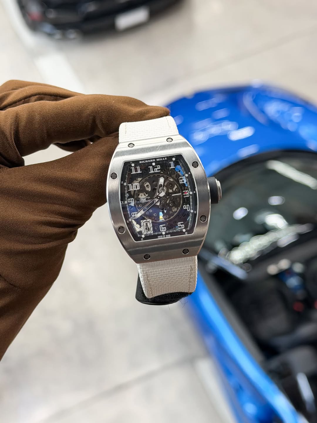 May be an image of wrist watch and text that says 'HИHAHO MALLE PE I1 1记 טוב 阿 ထး ما 또'